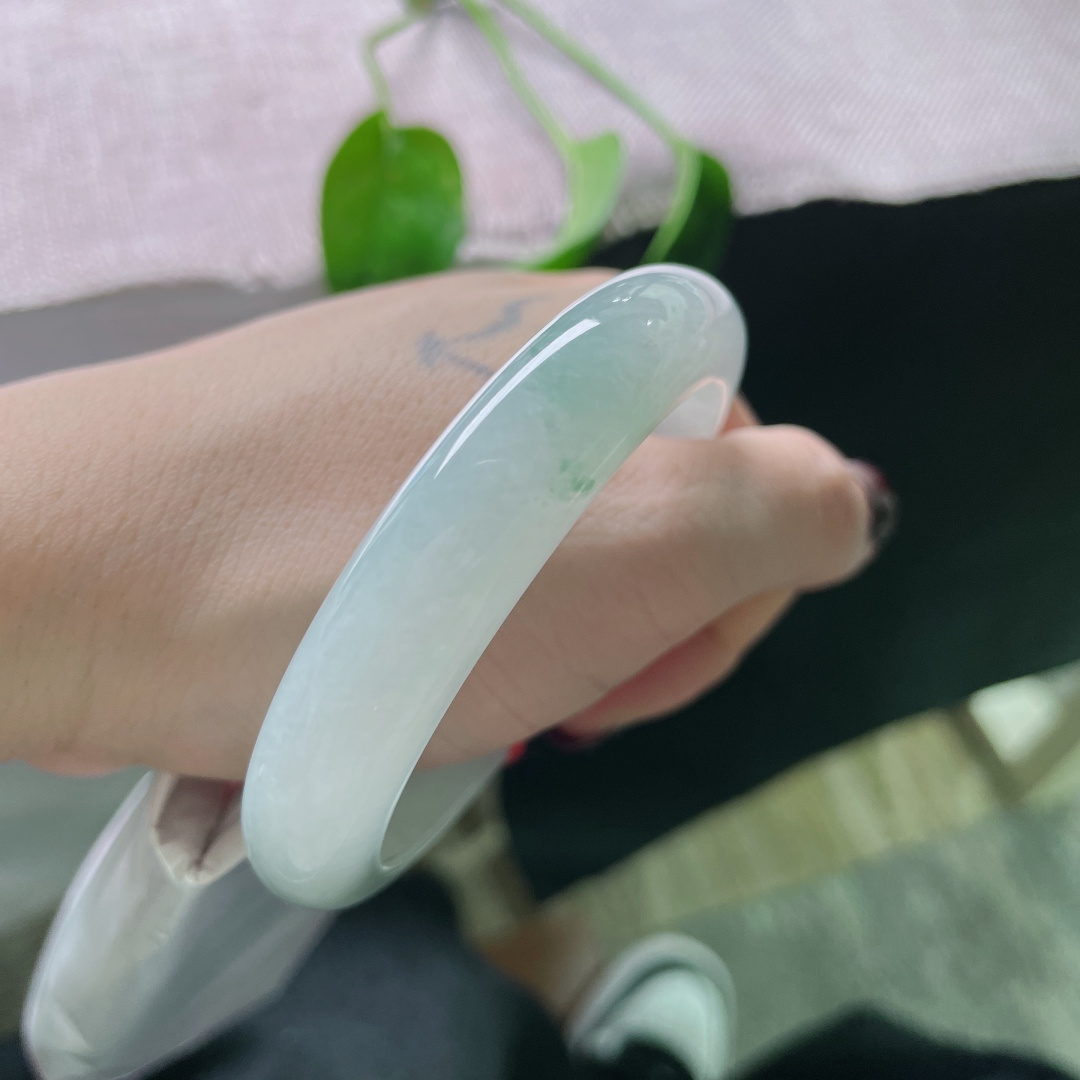 55.6/12.2/8.3飘花正圈，清润，起光，钟灵毓秀，灵巧天真，无裂，ss50390a