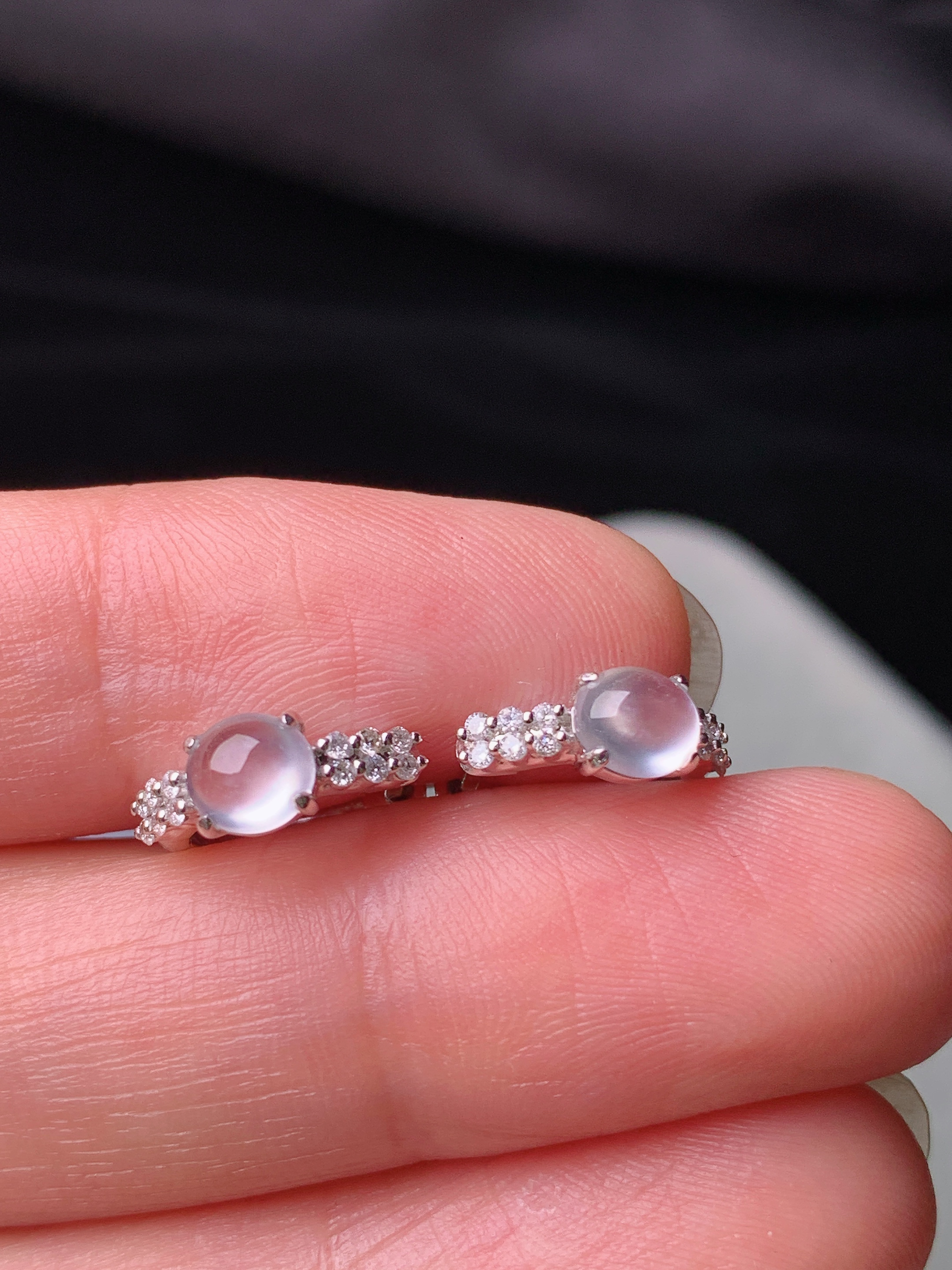 18k金钻镶嵌冰种蛋面耳钉 玉质细腻 色泽艳丽清新 水润亮眼 裸石尺寸4.6*2.3m3