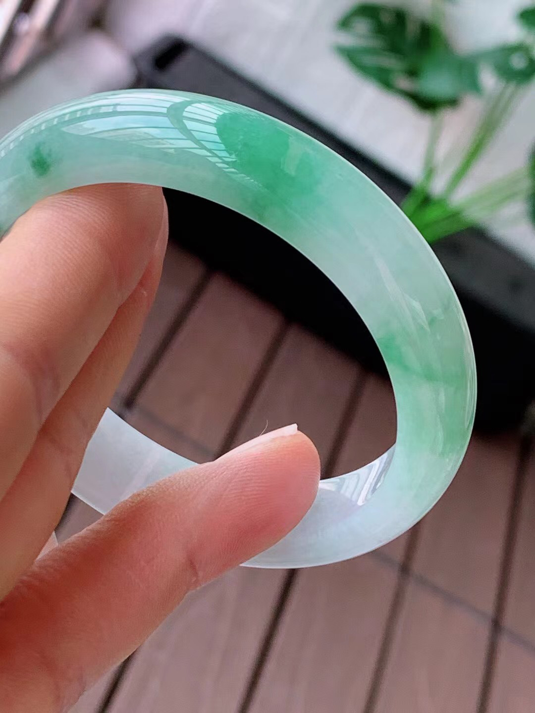 【翡翠名称】老种冰飘花53.6正圈口手镯
【翡翠尺寸】53.6/12.6/7.8mm适合52.6-55正圈口佩戴
【翡翠描述】宝贝种老水足，玉质细腻，色泽靓丽，性价比高，佩戴效果好！
【其它赠送】权威证书/精美挂绳盒子/支持全国复检