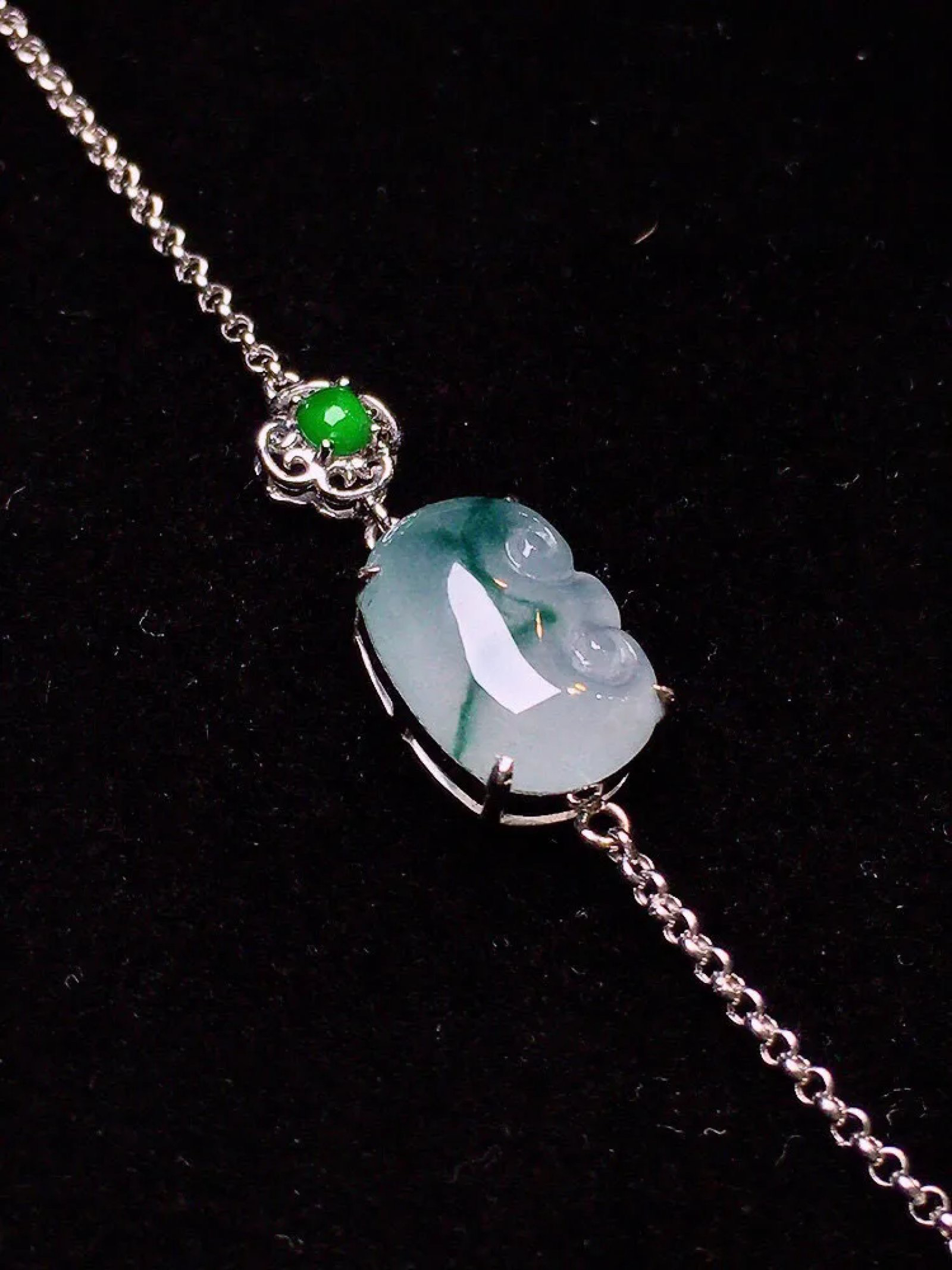 18K金镶嵌飘绿如意手链 玉质细腻 水润透亮 款式新颖时尚唯美 搭配绿色小蛋面 周长180裸石尺寸 13.7*9.3*4.2m