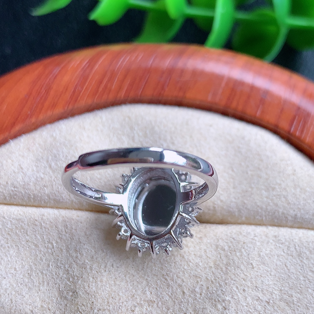 冰满绿精美蛋面翡翠戒指  玉质细腻  冰清玉润  飘花灵动  颜色漂亮  W815.16  内径尺寸：17-15-6mm  裸石尺寸：11-9mm