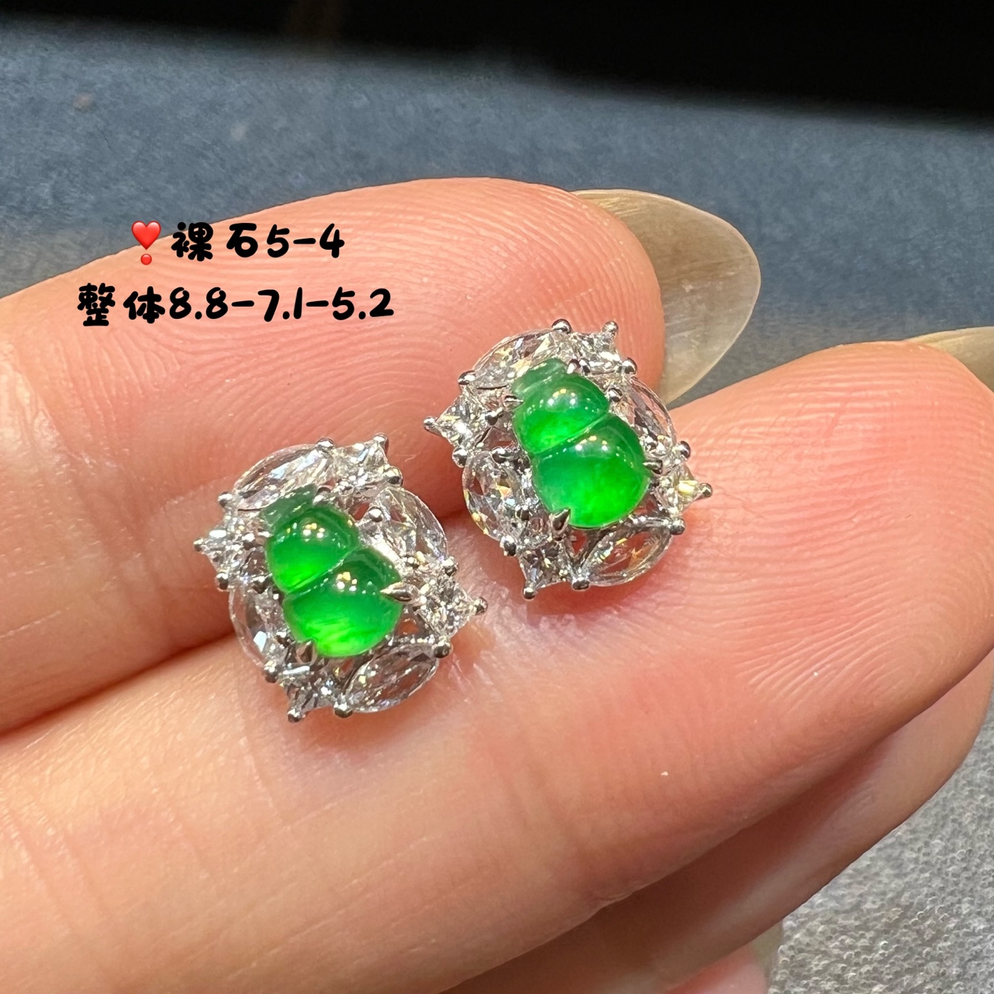 ️18k金钻石镶嵌冰种起荧光阳绿小葫芦耳钉高端小精品天然缅甸翡翠A货，8.8-7.1-5.2