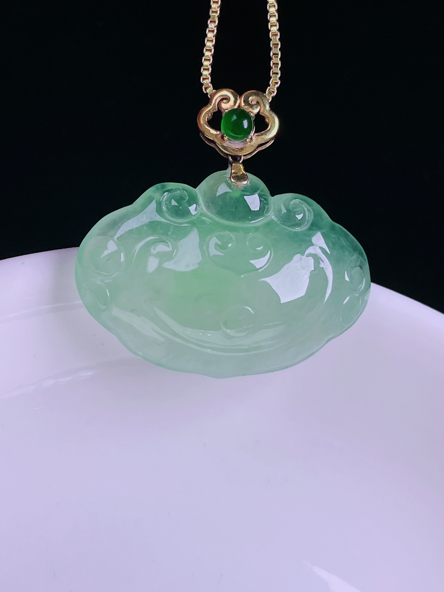 ️冰绿如意，老种起光，细底通透，尺寸：25.7。19.3/27.3/7.9mm0417