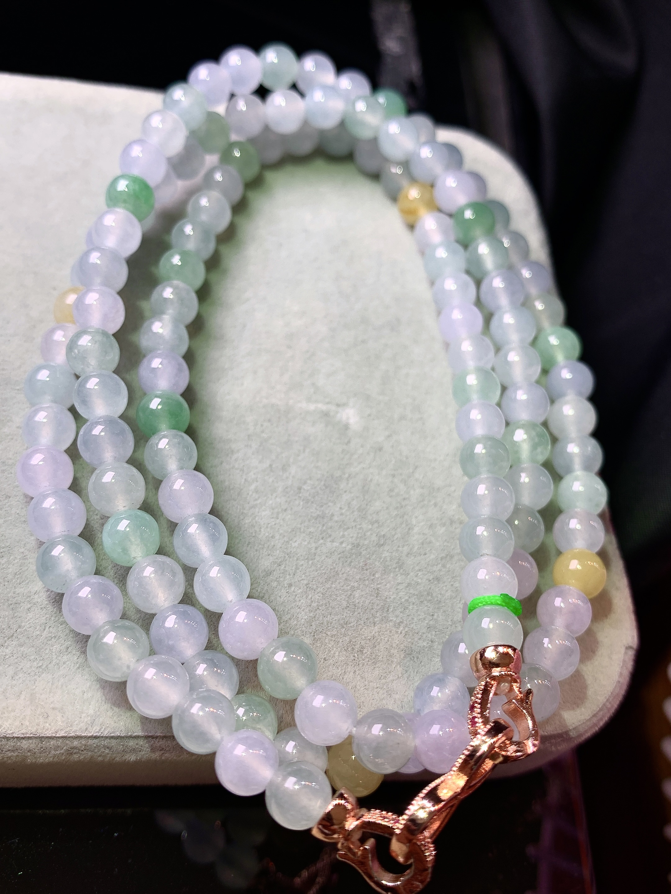 淡多彩圆珠项链 玉质细腻 色泽艳丽清新 水润亮眼 整体尺寸5.3c5