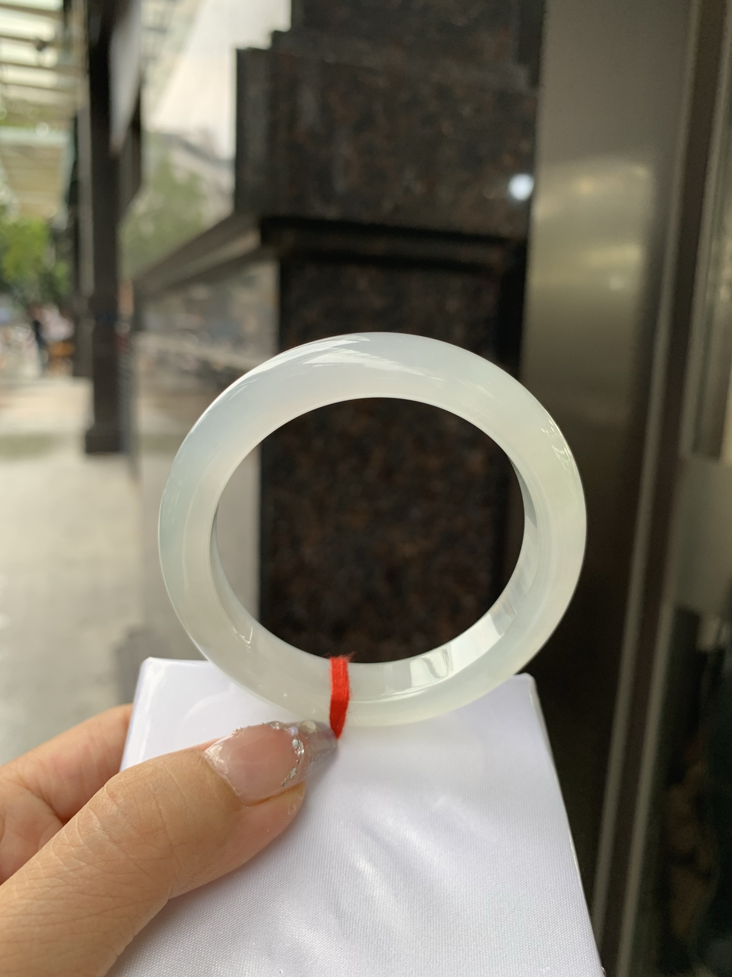 白冰正圈52.5-8.5-11.70417-H783-40打灯棉絮，底妆冰润细腻，一腕清透，简约清爽，不挑肤色年龄，给人一种清雅脱俗，天真纯美的感觉，真不愧是翡翠中的初恋