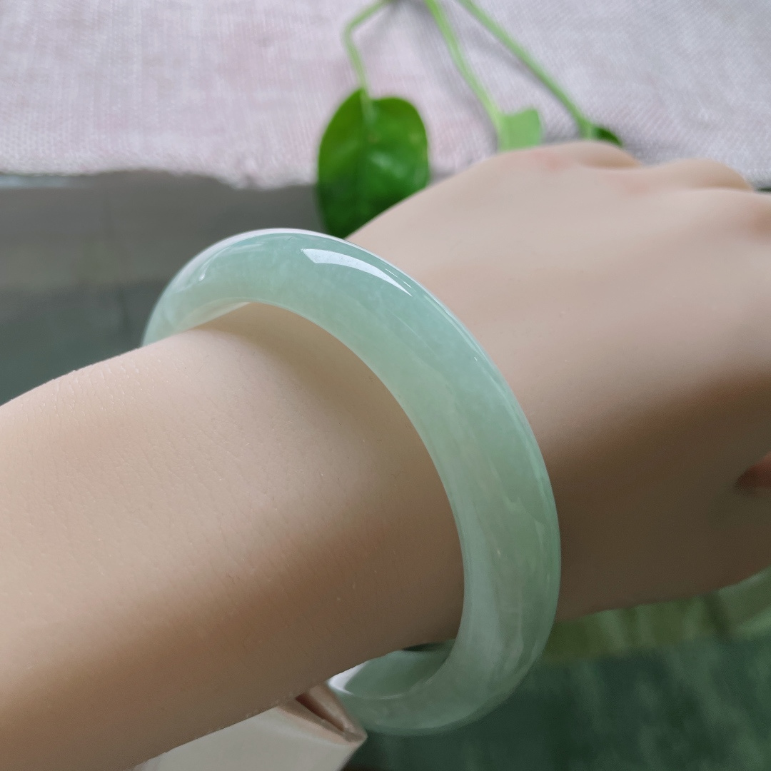 56.8/12.8/8，浅绿底正圈，芙蓉绿，干净清爽，自然通透，一点皮纹不显，无裂，ss50715a