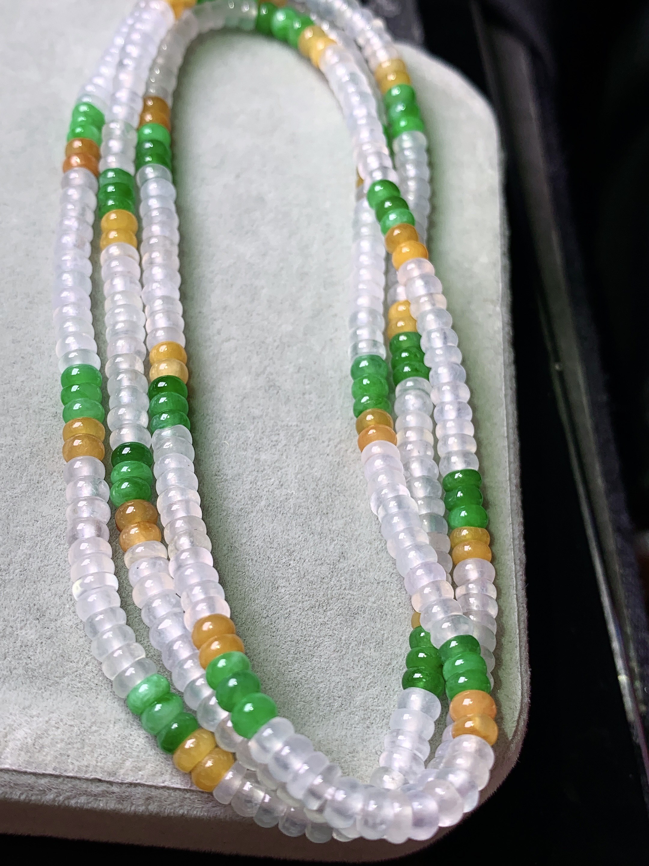 冰黄绿算盘珠项链 玉质细腻 色泽艳丽清新 水润亮眼 整体尺寸3.5*2.5c5