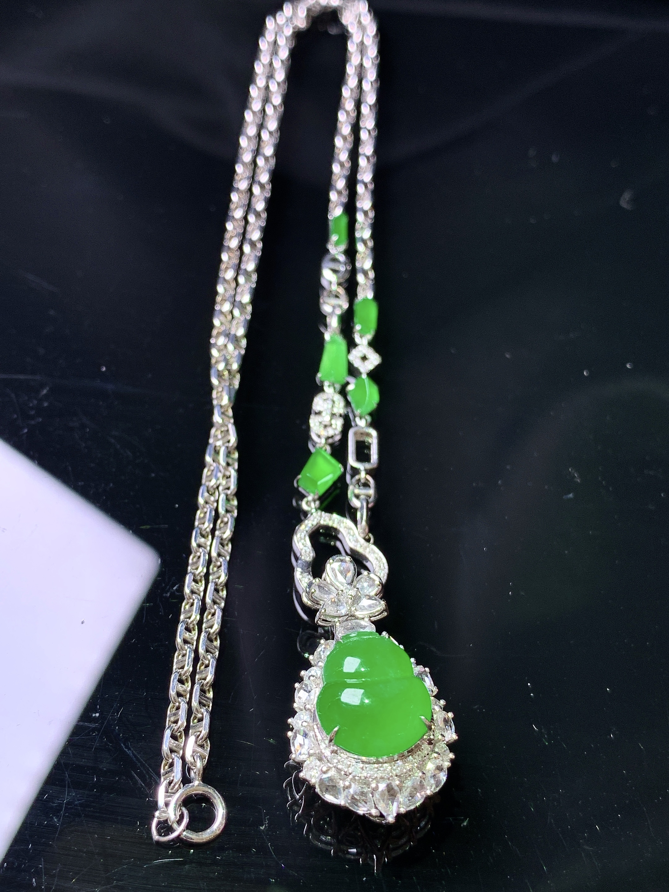 18k金钻镶嵌冰阳绿葫芦项链吊坠两用款 玉质细腻 色泽艳丽清新 水润亮眼 整体尺寸25.8*14.3*11.3L3