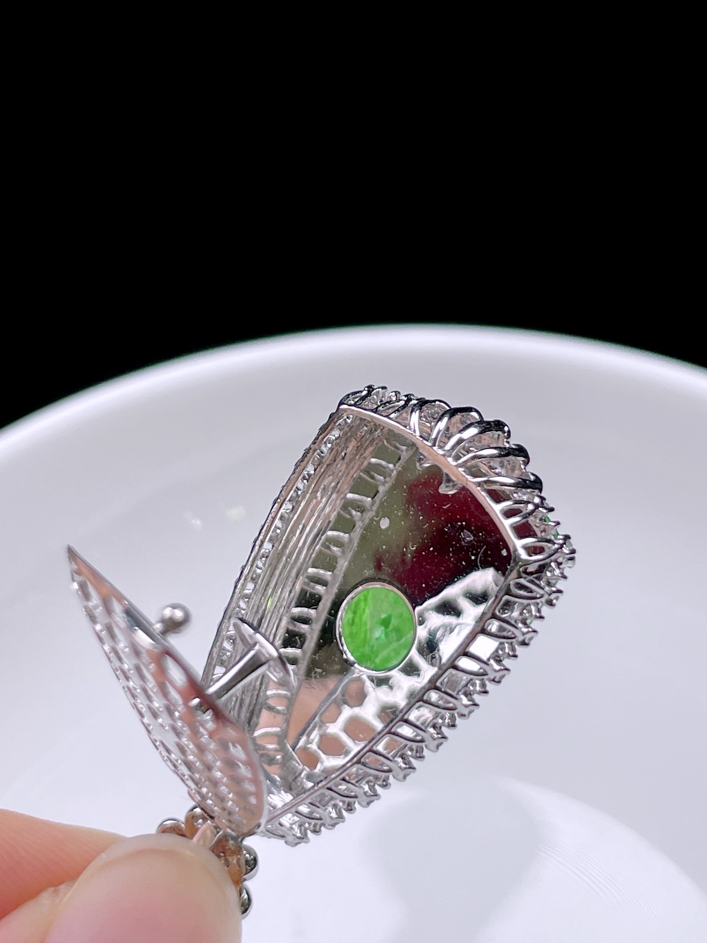 ️ 冰种阳绿无事牌 色泽鲜艳，种老水润，18k金镶嵌 整体：35.6/17.3/8.6 裸石：23.3/14.7