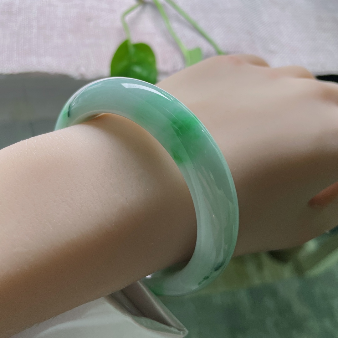 53.8/12/8.5，飘绿正圈，版型厚装大气，水头好，双色碰撞，别有意境，皮纹，无裂，ss50798a