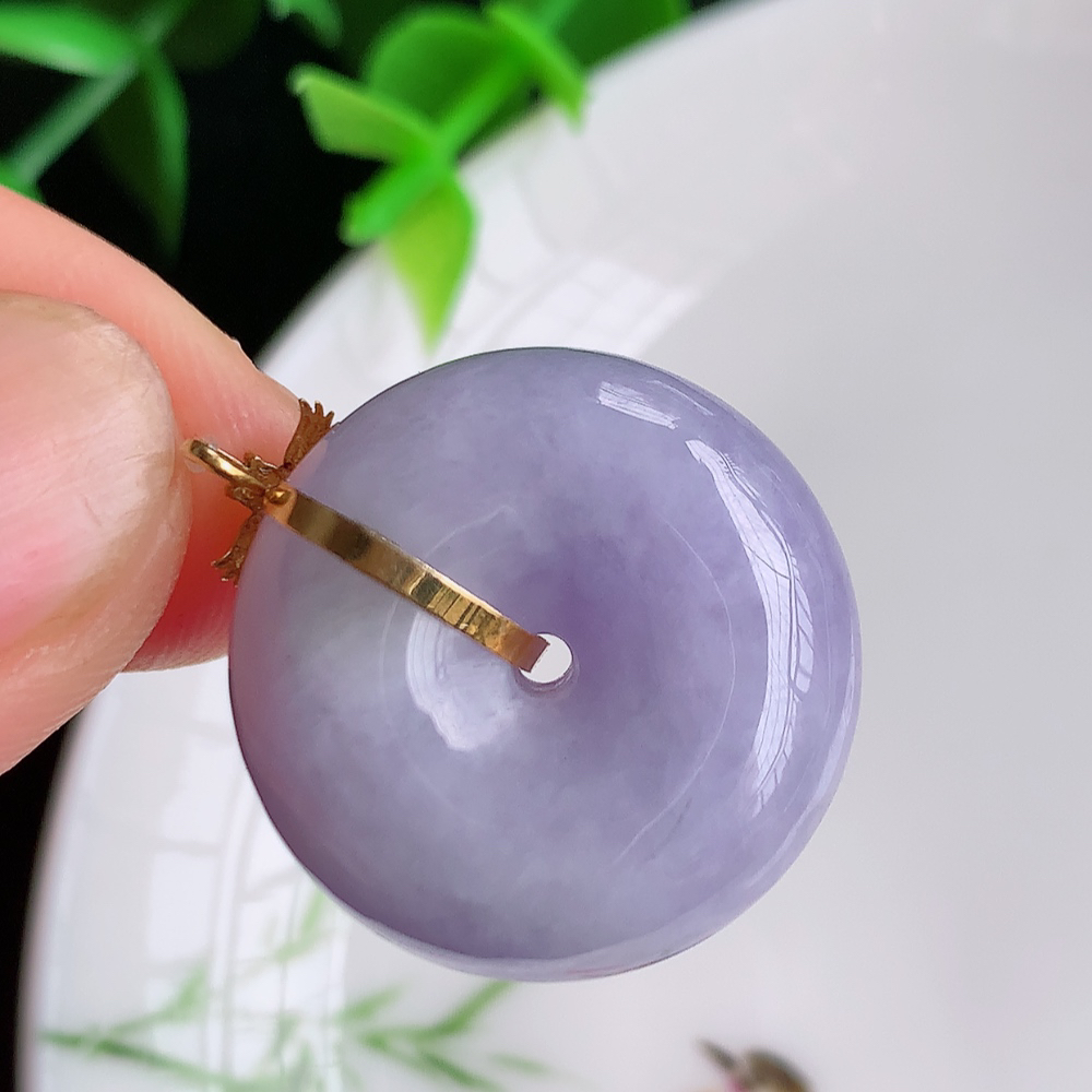 18k金冰润紫罗兰平安扣吊坠，厚装饱满，冰润剔透，细腻水足，种质润泽，飘花灵动，佩戴优雅大气，W49.16   整体尺寸：26-22.3-11mm   裸石尺寸：22.3-11mm