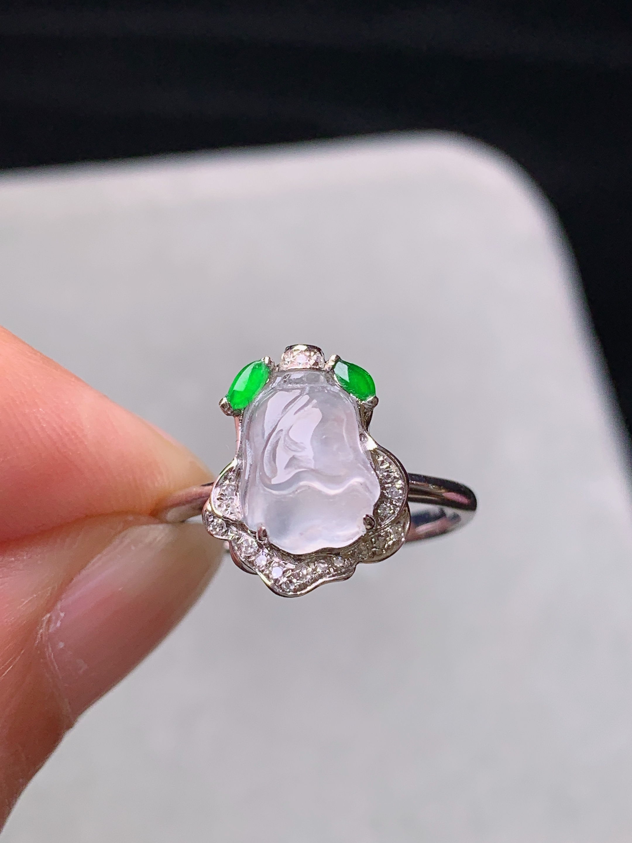 18k金钻镶嵌冰种白菜戒指 玉质细腻 色泽艳丽清新 水润亮眼 圈口13 整体尺寸13*10.8*6.