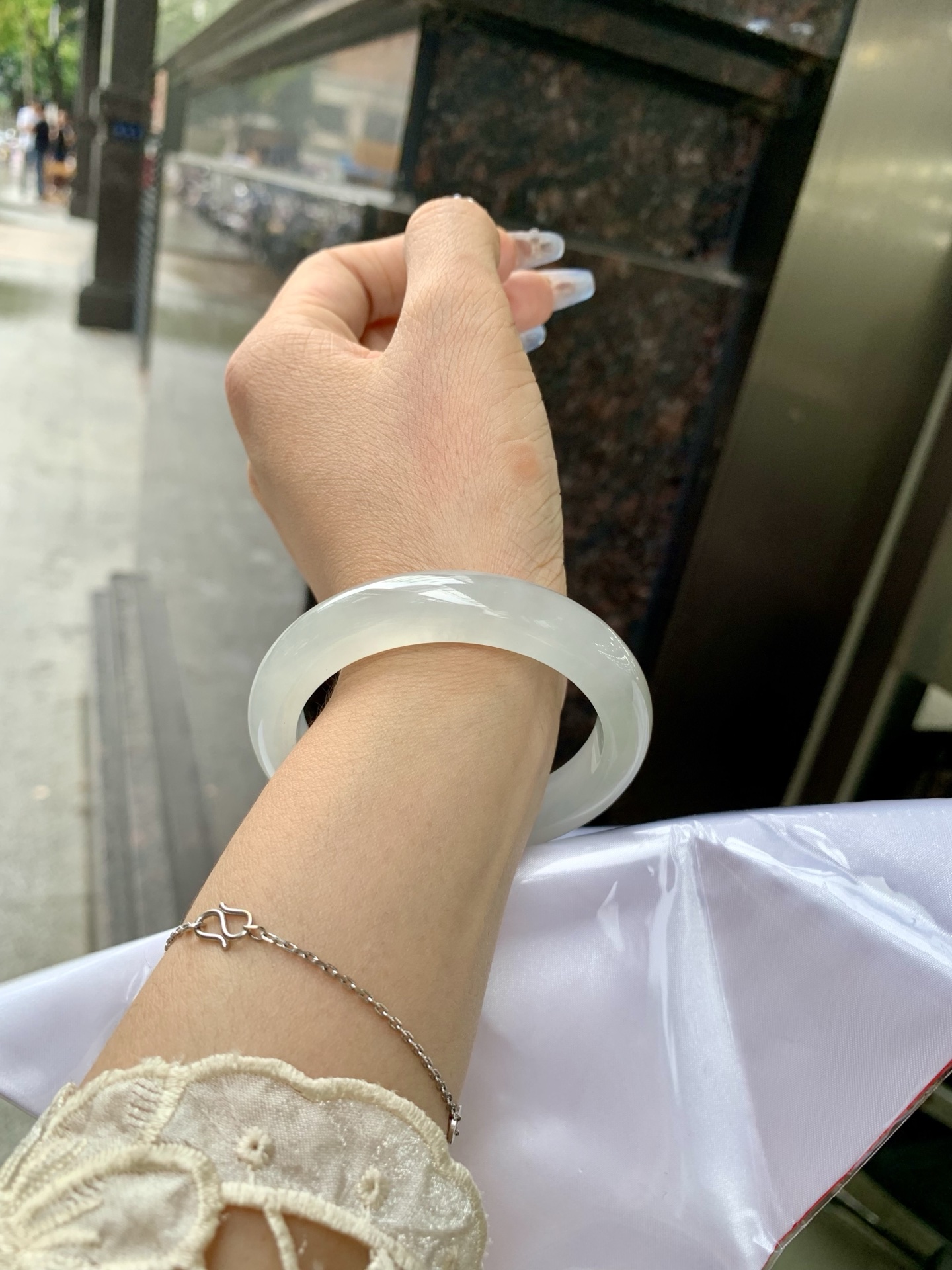 白冰正圈52.5-8.5-11.70417-H783-40打灯棉絮，底妆冰润细腻，一腕清透，简约清爽，不挑肤色年龄，给人一种清雅脱俗，天真纯美的感觉，真不愧是翡翠中的初恋