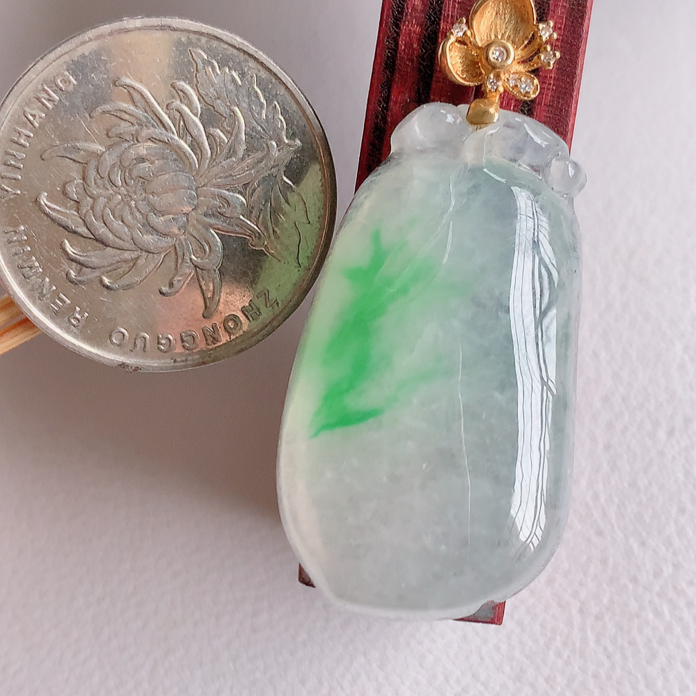 18k金扣冰润飘绿福瓜翡翠吊坠，呱呱来财，福气满满的美好寓意，清新自然  沁人心脾，造型独特，清秀高雅  W01.16  整体尺寸：42-19-6.8mm   裸石尺寸：34-19-6.8mm