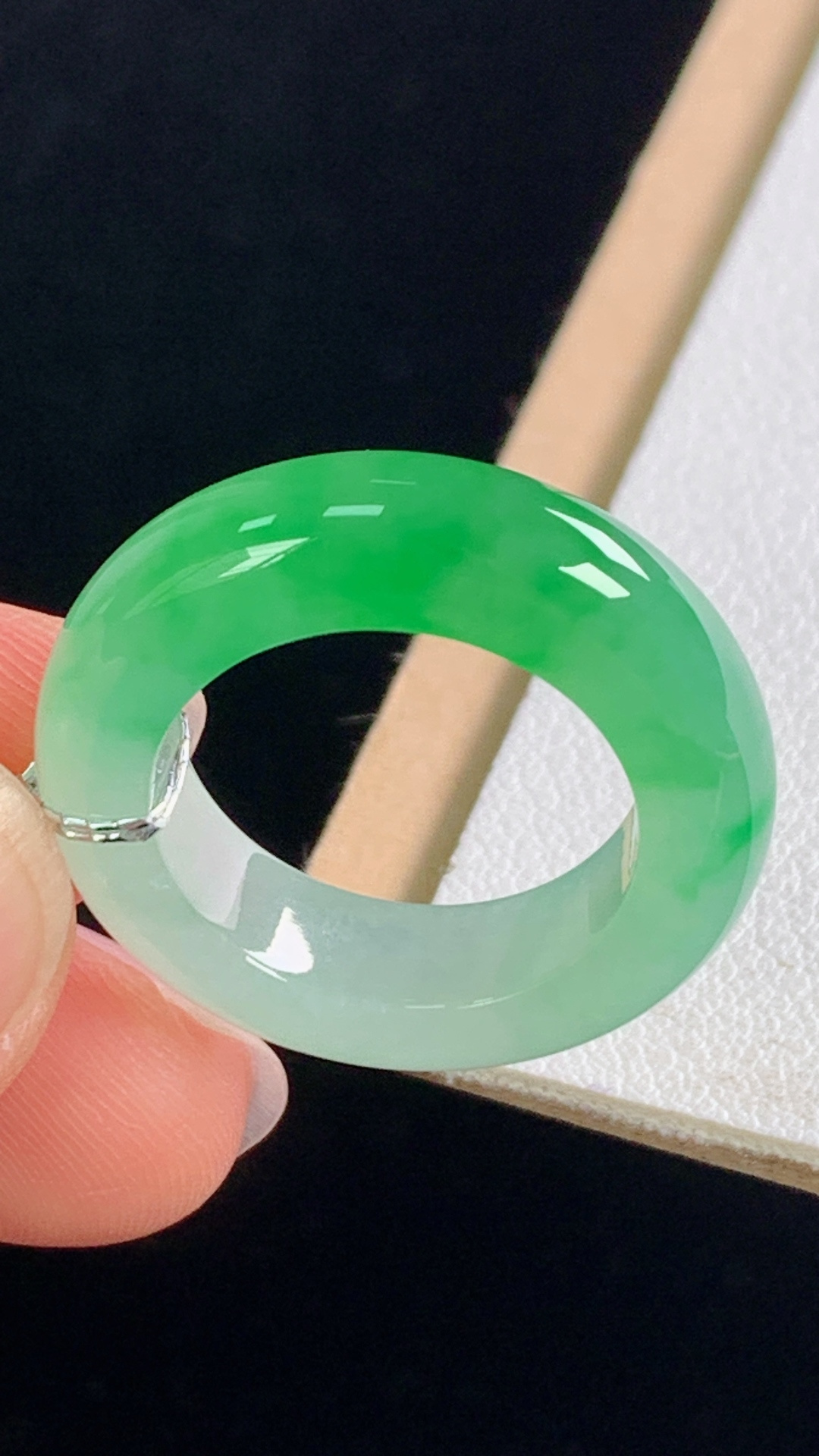 ️超值，高品质，冰飘绿指环，色辣色艳，胶感十足，无裂，尺寸:圈口13/16.7-5.8-4.4mm