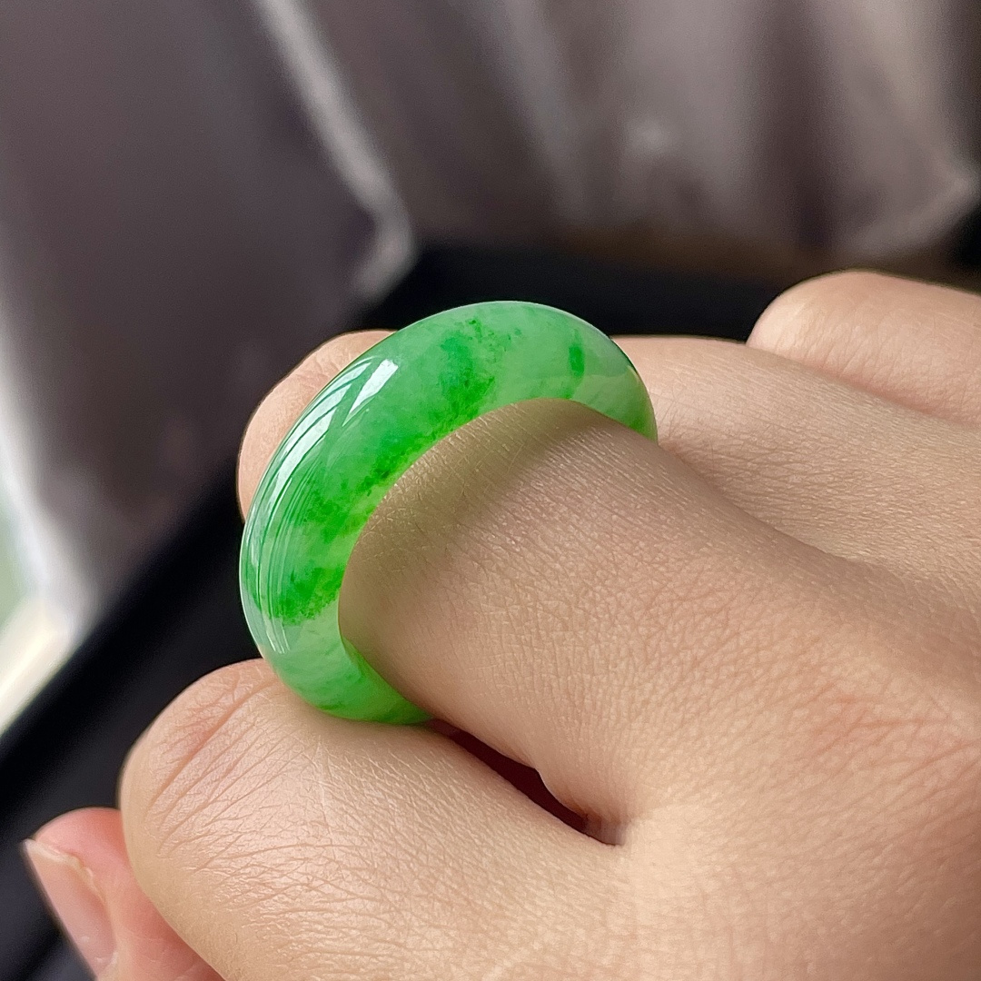 ️缅料冰阳绿指环，色辣，饱满水润，无裂，裸石尺寸7/4.2--19.3，圈口21。编码0520好数字