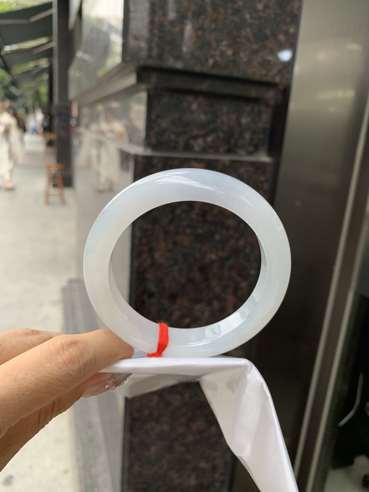 淡紫正圈，无暇。底妆干净细腻，胶感十足，淡淡的紫韵如烟似雾，意境飘渺