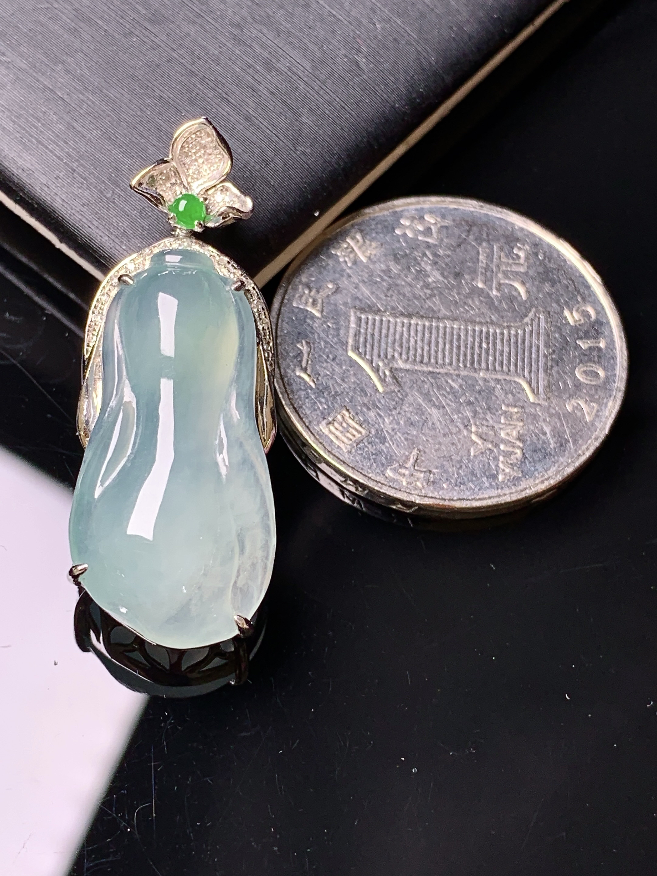 18k金钻镶嵌冰种白菜吊坠 玉质细腻 色泽艳丽清新 水润亮眼 整体尺寸33.5*12.7*8.2t1