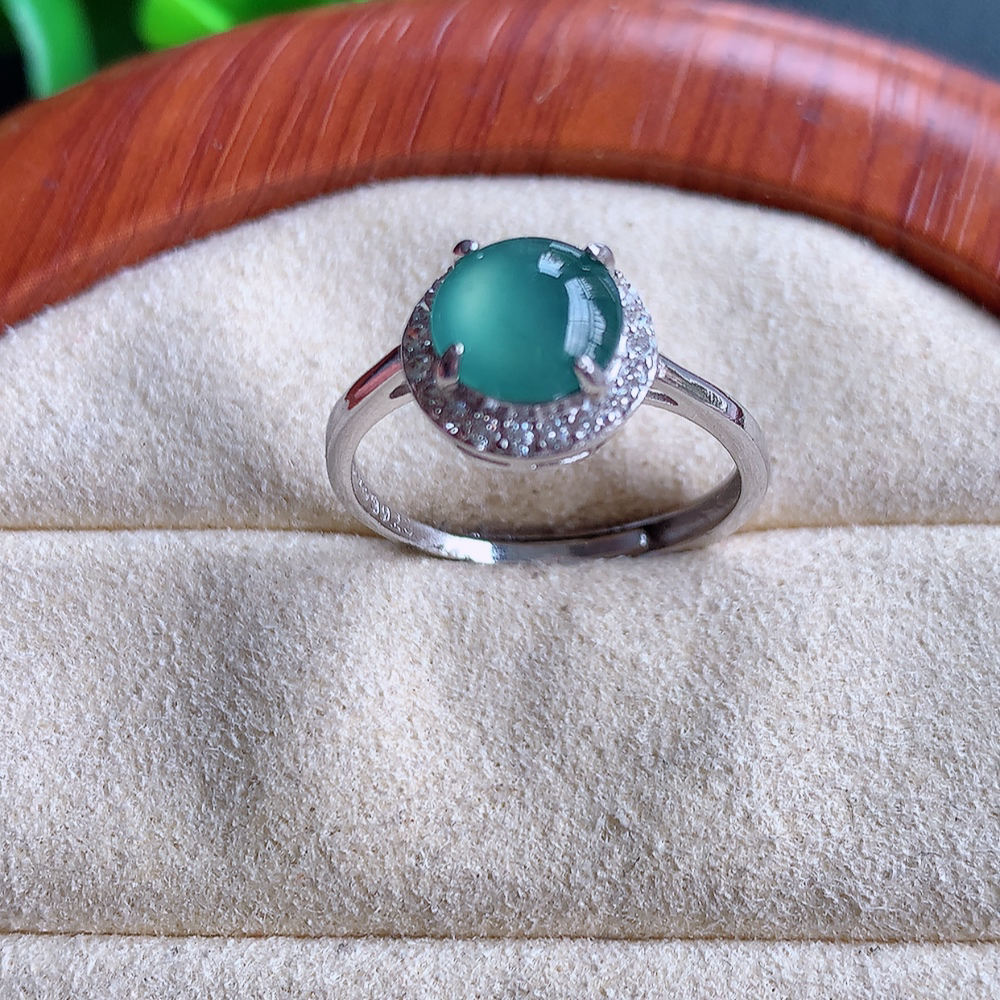 冰晴水精美翡翠蛋面戒指  玉质细腻  冰清玉润  飘花灵动  颜色漂亮  W481.16  内径尺寸：17-9.5-5.8mm  裸石尺寸：7mm