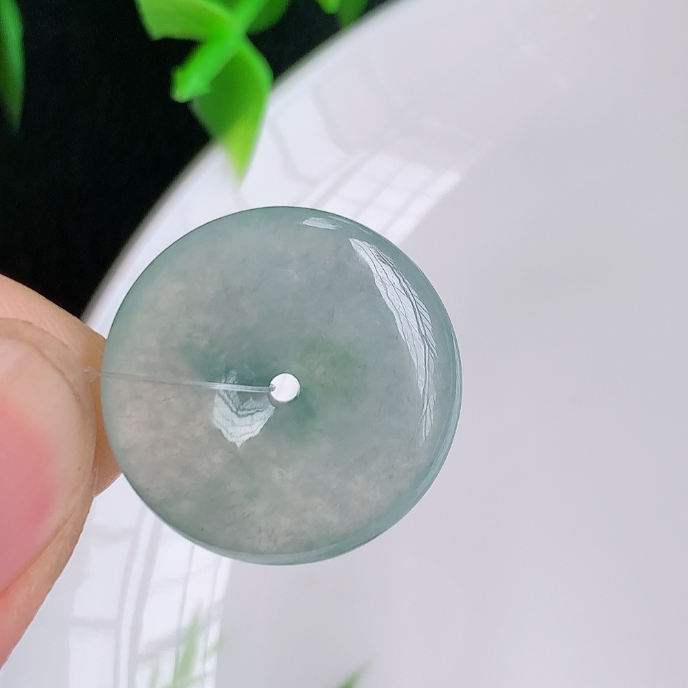 冰润飘花平安扣吊坠，厚装饱满，冰润剔透，细腻水足，种质润泽，飘花灵动，佩戴优雅大气，W49.16   尺寸：19.3-5.3mm