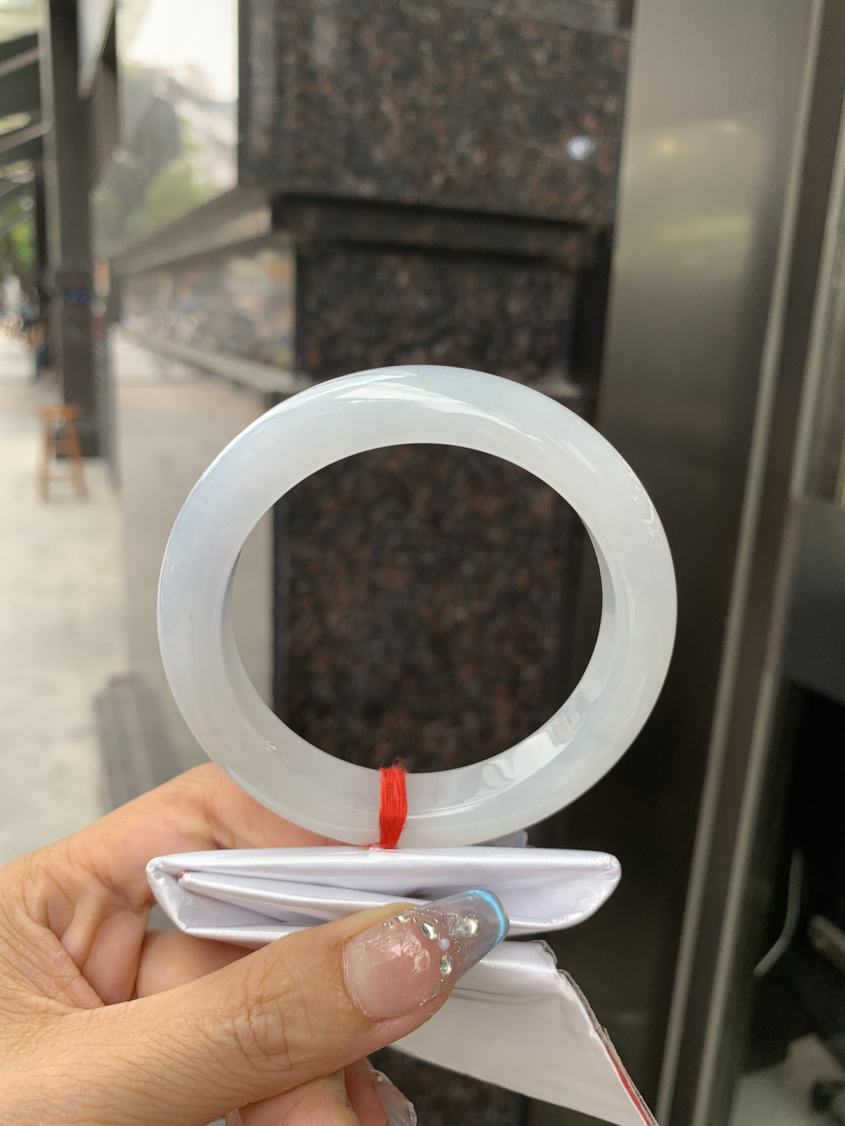 淡紫正圈，无暇。底妆干净细腻，胶感十足，淡淡的紫韵如烟似雾，意境飘渺