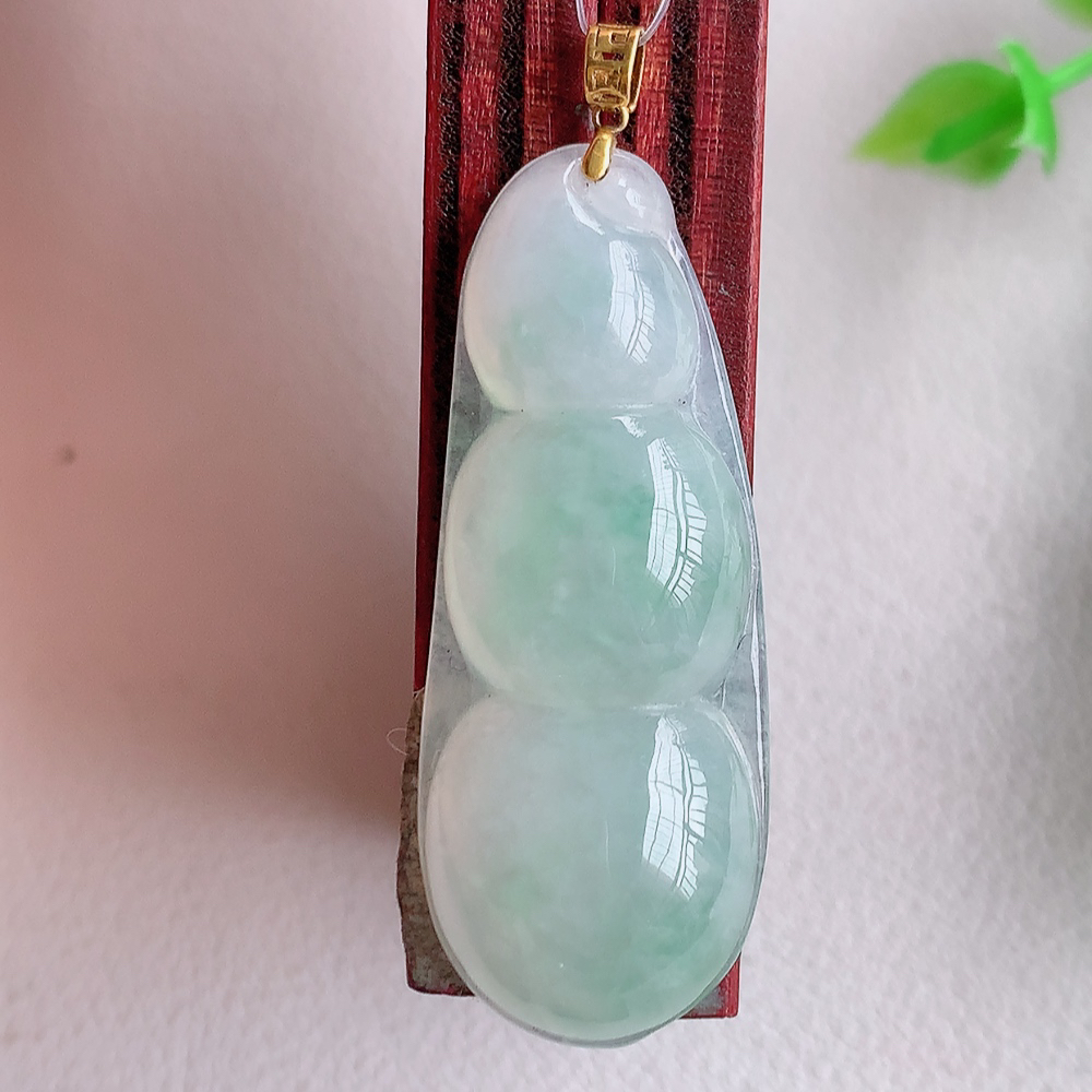 18k金扣冰润福豆翡翠挂件，老种飘花  冰清玉洁  胶感十足  寓意“四季平安，福气满满”颜色鲜艳，