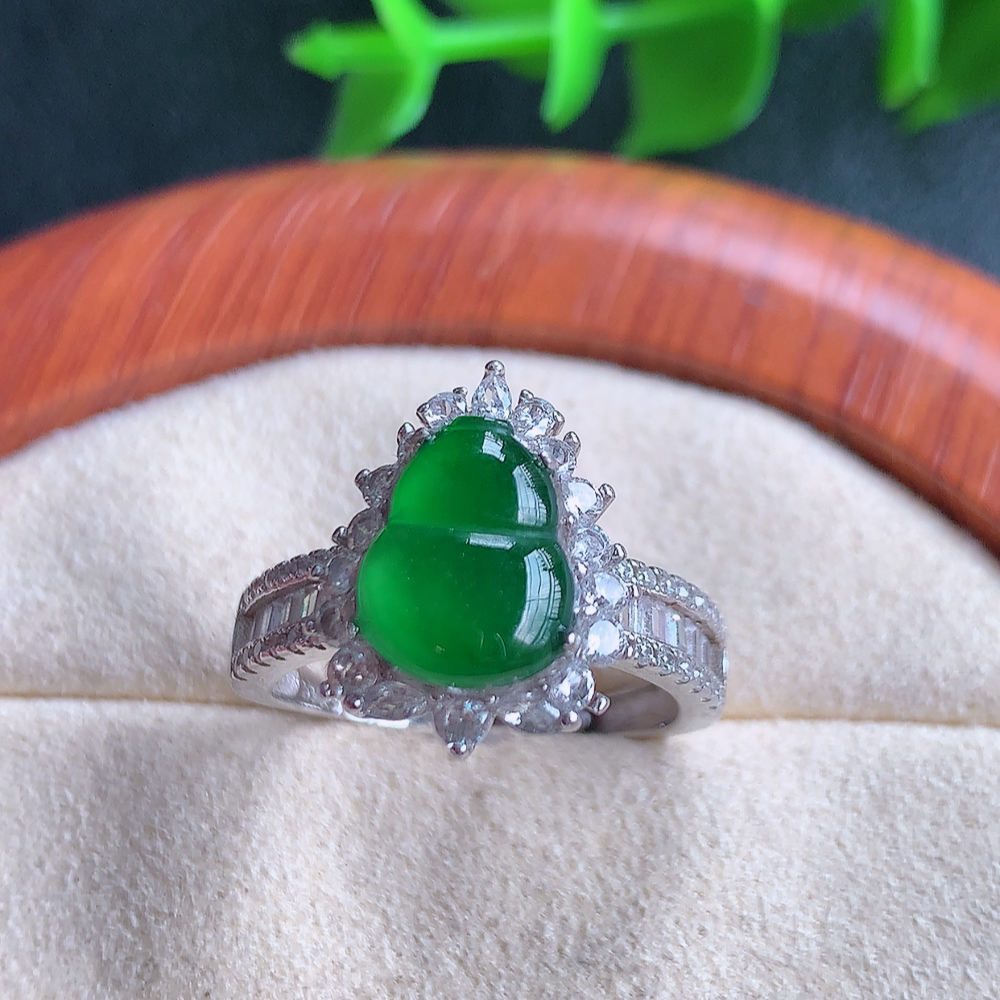 冰满绿精美翡翠葫芦戒指  玉质细腻  冰清玉润  飘花灵动  颜色漂亮  W481.16  内径尺寸：17-15.5-8mm  裸石尺寸：10-7.5mm