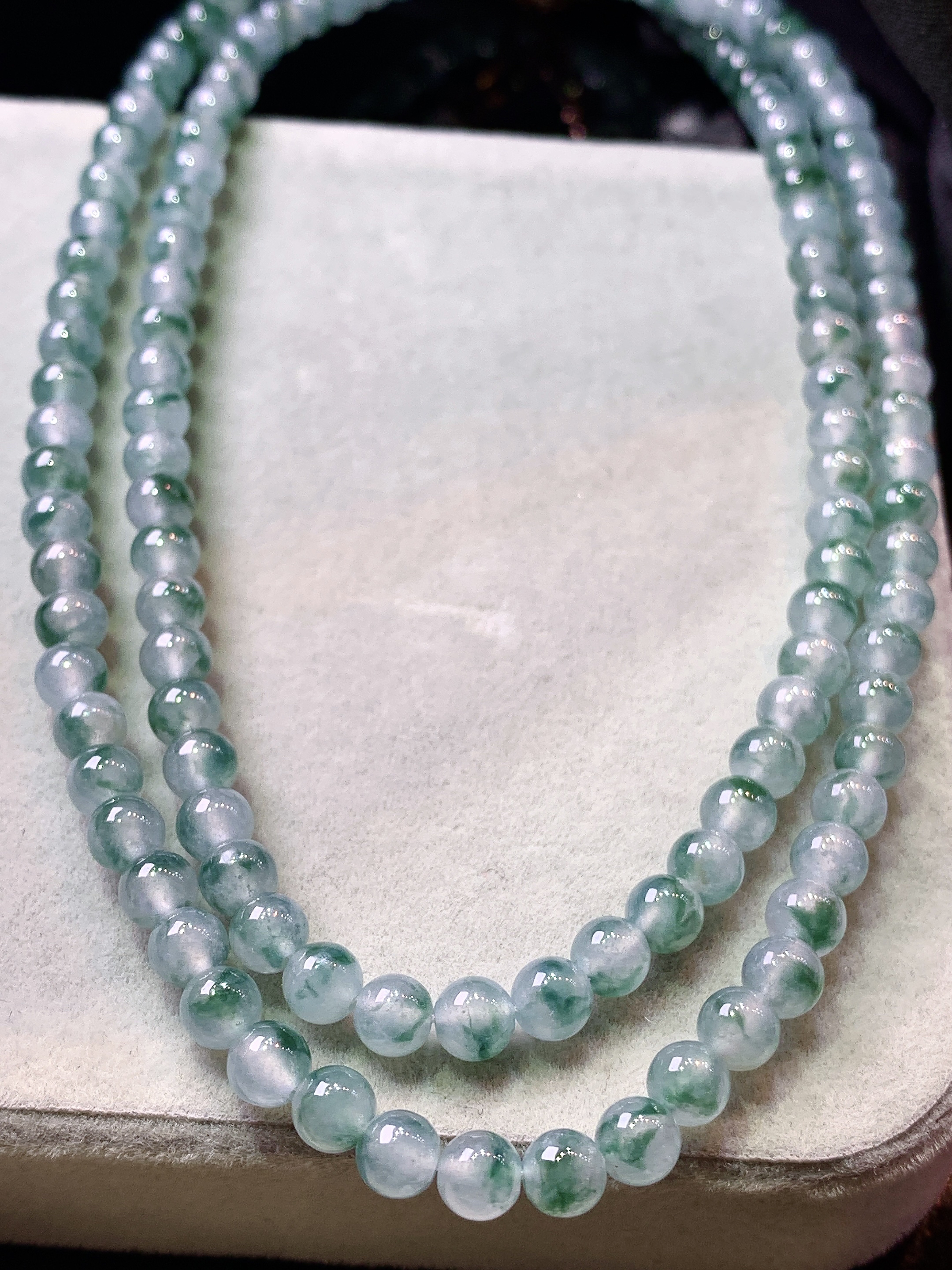 冰飘花圆珠项链 玉质细腻 色泽艳丽清新 水润亮眼 整体尺寸4.5 c5