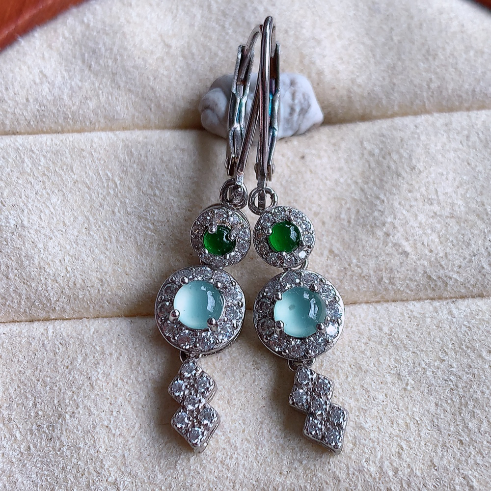 冰晴水翡翠925银镶嵌耳坠，自然光实拍，翠色灵动，颜色漂亮，种老水足，品相佳，佩戴佳品！W481.16 取一整体尺寸：20-7.8-5.5mm  裸石尺寸：4mm