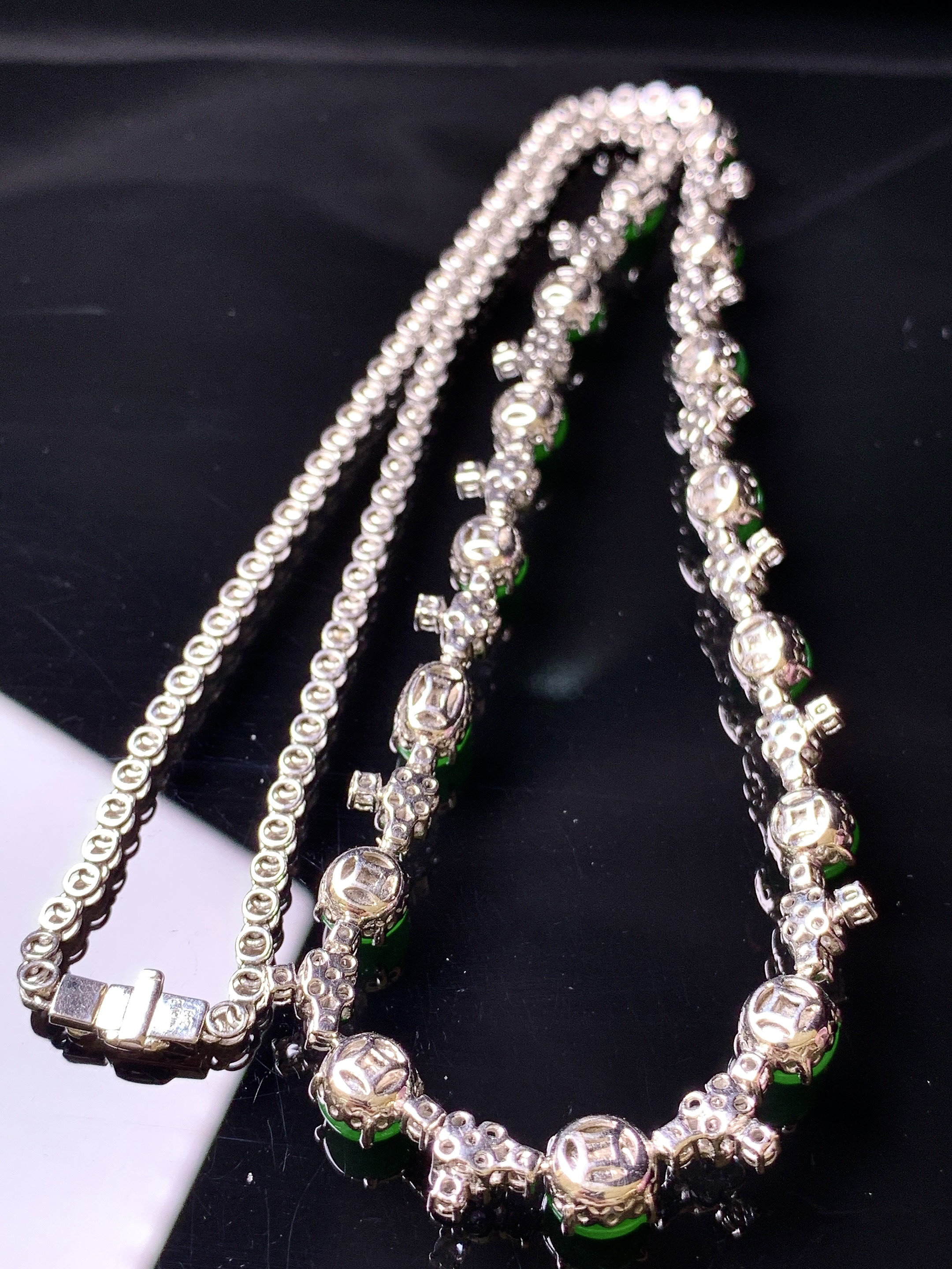 18k金钻镶嵌冰阳绿蛋面项链 玉质细腻 色泽艳丽清新 水润亮眼 整体尺寸6.3*3.5g1