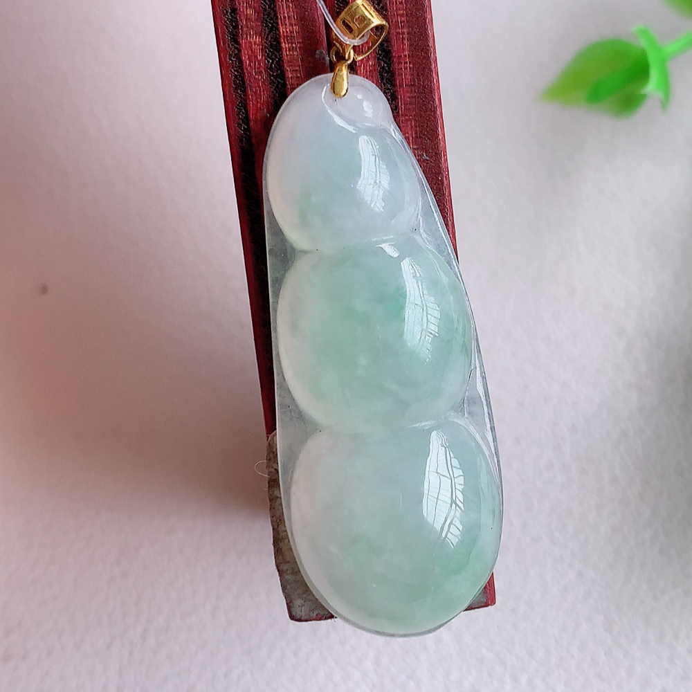 18k金扣冰润福豆翡翠挂件，老种飘花  冰清玉洁  胶感十足  寓意“四季平安，福气满满”颜色鲜艳，清新自然，饱满通透   W49.16  尺寸：37-14.3-6.2mm