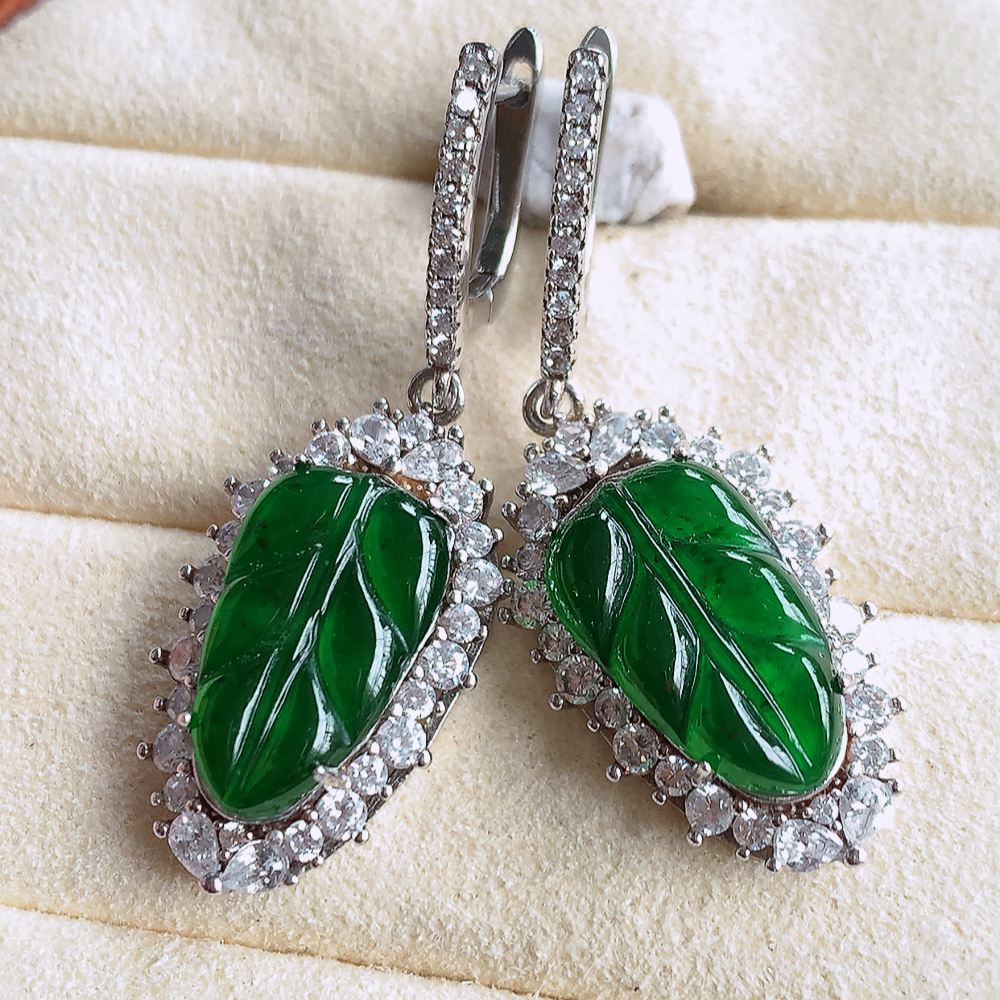 冰满绿翡翠925银镶嵌叶子耳坠，自然光实拍，翠色灵动，颜色漂亮，种老水足，品相佳，佩戴佳品！W481.16   取一整体尺寸：24.5-14-6.8mm  裸石尺寸：15.5-9mm