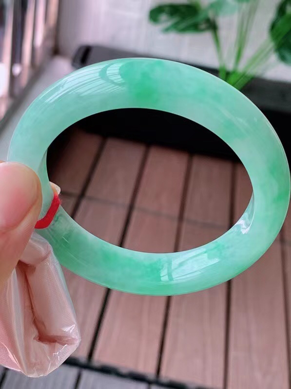 【翡翠名称】老种冰润飘绿花54.2正圈口手镯
【翡翠尺寸】58.8/14.5/7mm适合57.8-6