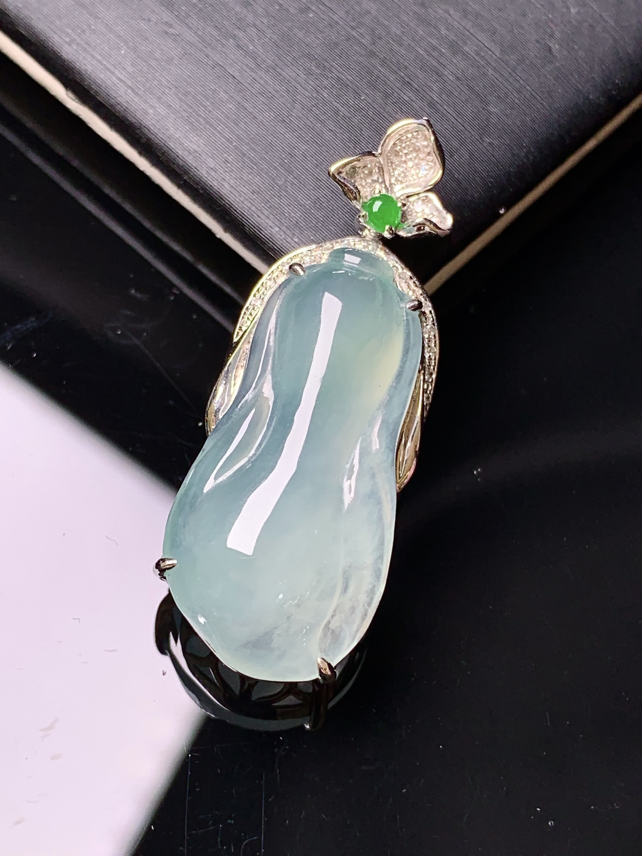 18k金钻镶嵌冰种白菜吊坠 玉质细腻 色泽艳丽清新 水润亮眼 整体尺寸33.5*12.7*8.2t1