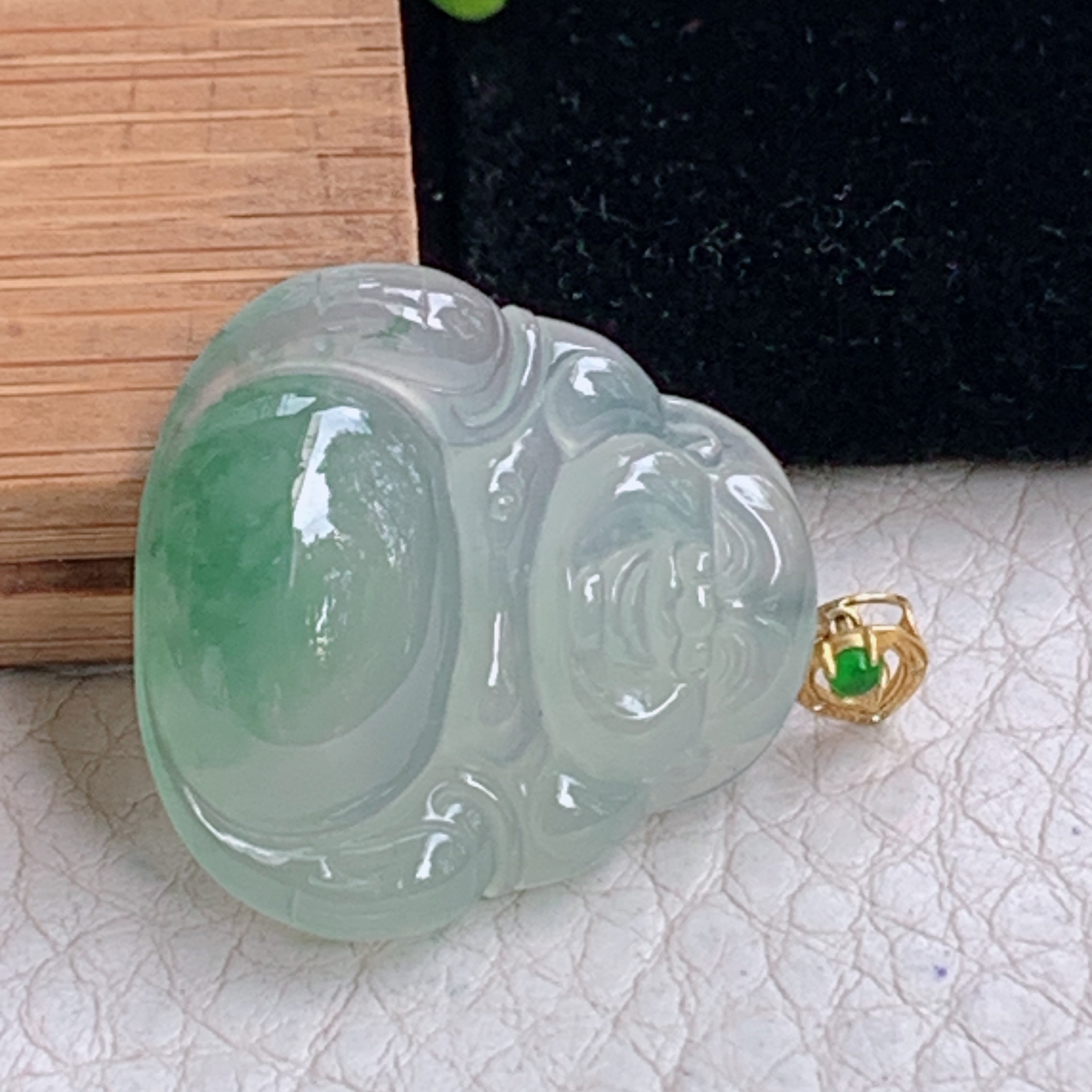 zz3实拍25*23.8*5天然缅甸翡翠冰种佛公吊坠 镶金扣精雕弥勒佛一刀切