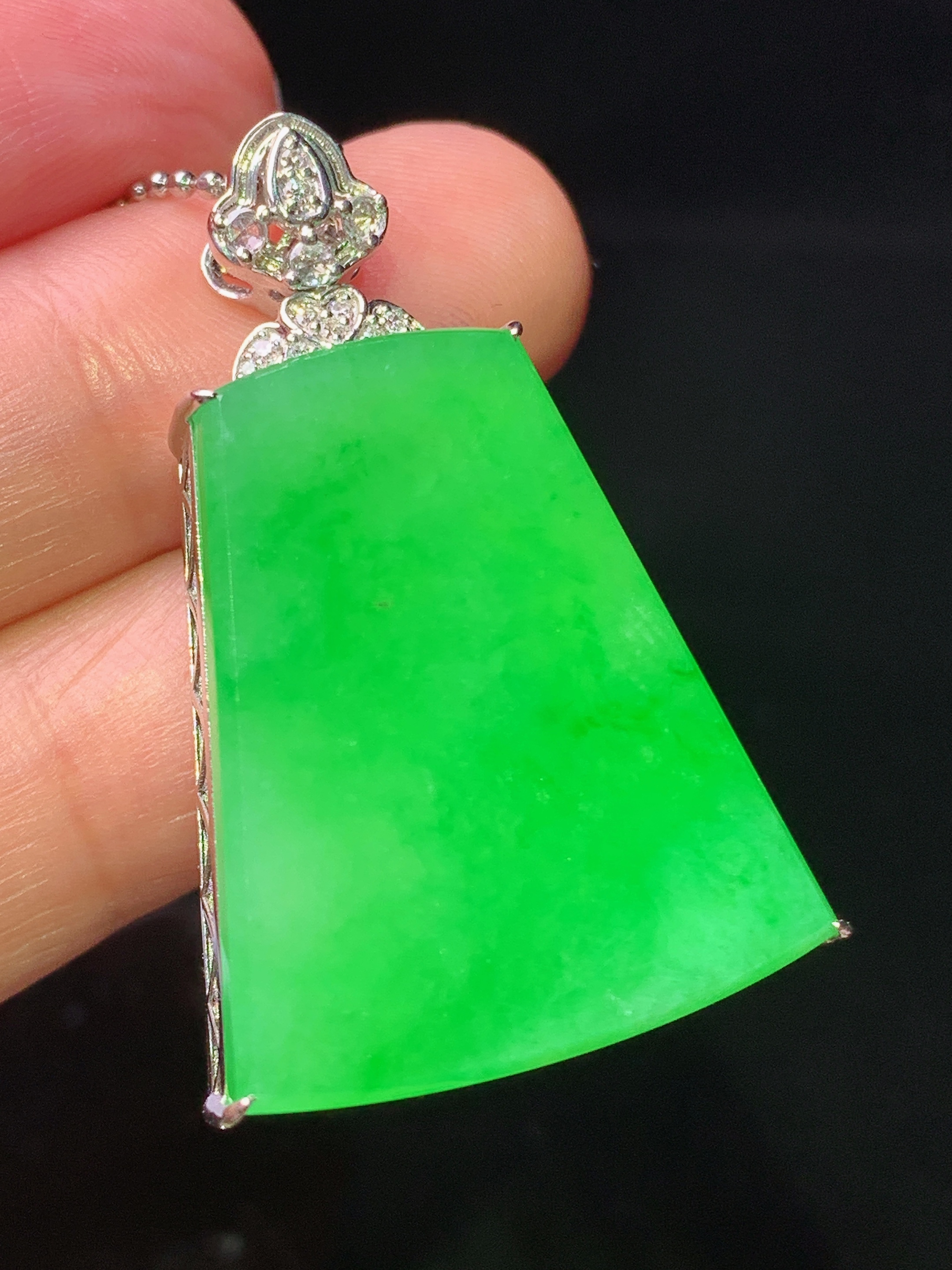 18k金钻镶嵌阳绿无事牌吊坠 玉质细腻 色泽艳丽清新 水润亮眼 整体尺寸37.2*22.5*10y1