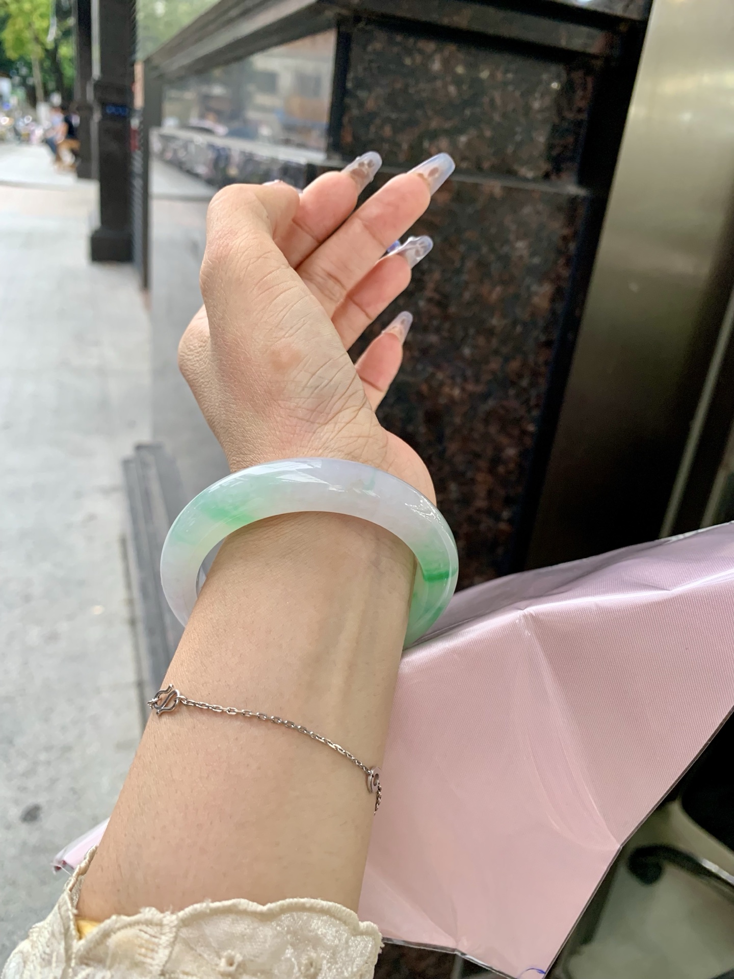 冰飘阳绿正圈53.5/12.1/8.80417-N461打灯细纹。底妆冰润清透，飘金丝阳绿花，鲜艳得像新冒头的嫩芽，灵动清新，即柔和又充满生机。