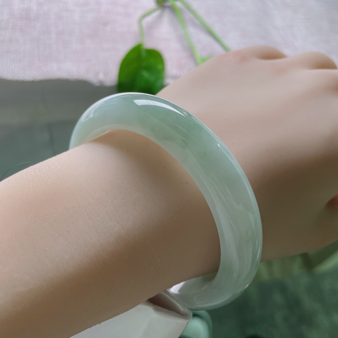 56.1/11.3/8.6绿底正圈，水润细腻，清新简约大方，贵气，无裂，ss49262a