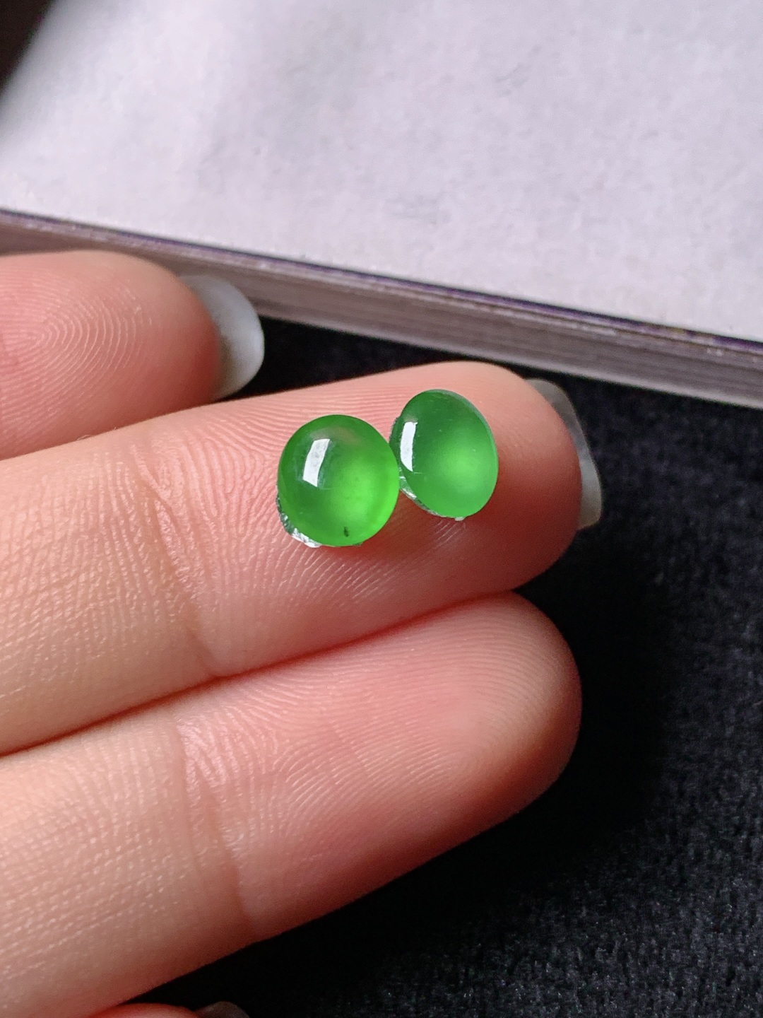 ️阳绿蛋面一对，色泽浓艳，0417尺寸6.3*5.8*3/6.5*4.8*3