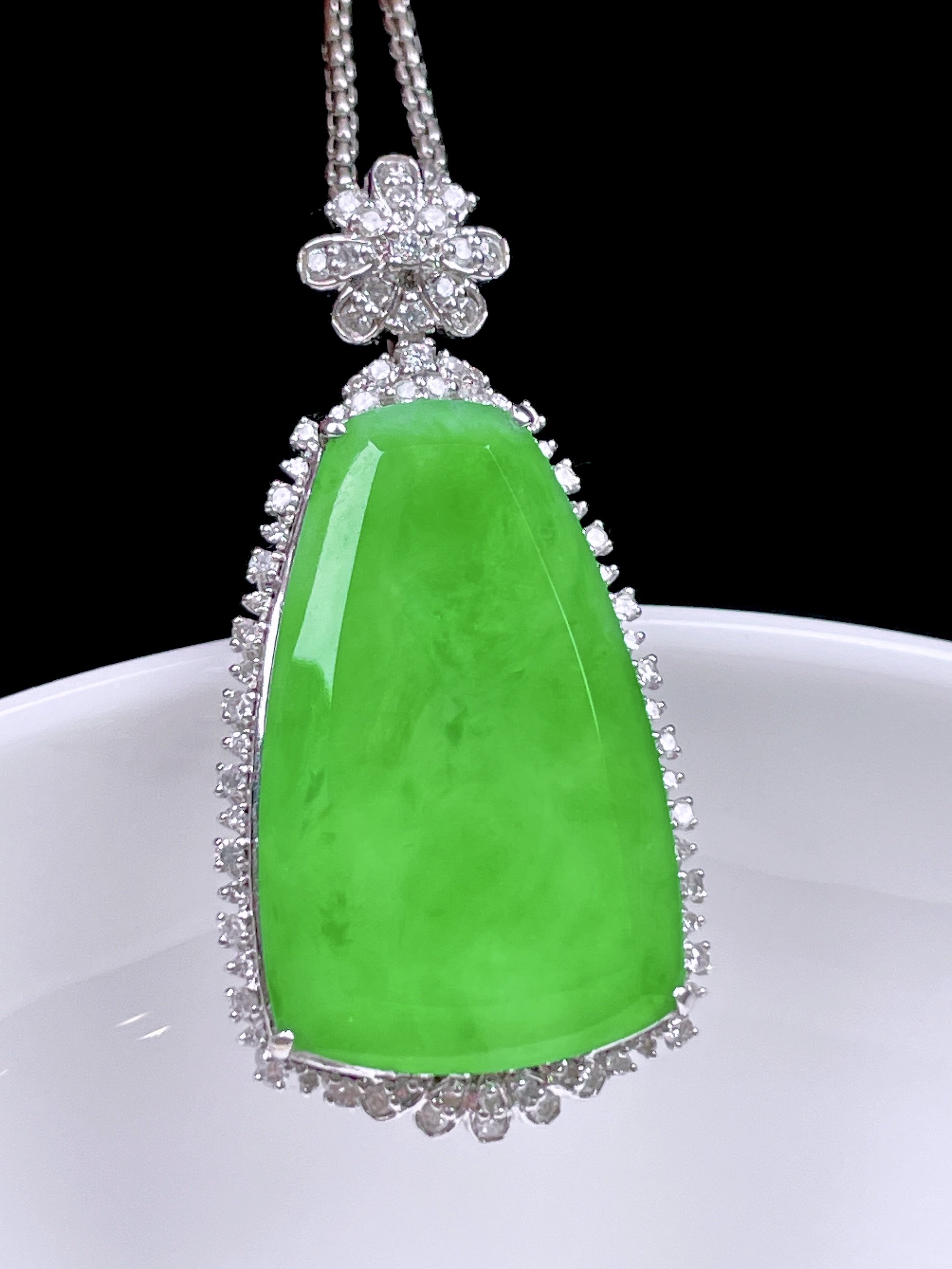 ️ 冰种阳绿无事牌 色泽鲜艳，种老水润，18k金镶嵌 整体：35.6/17.3/8.6 裸石：23