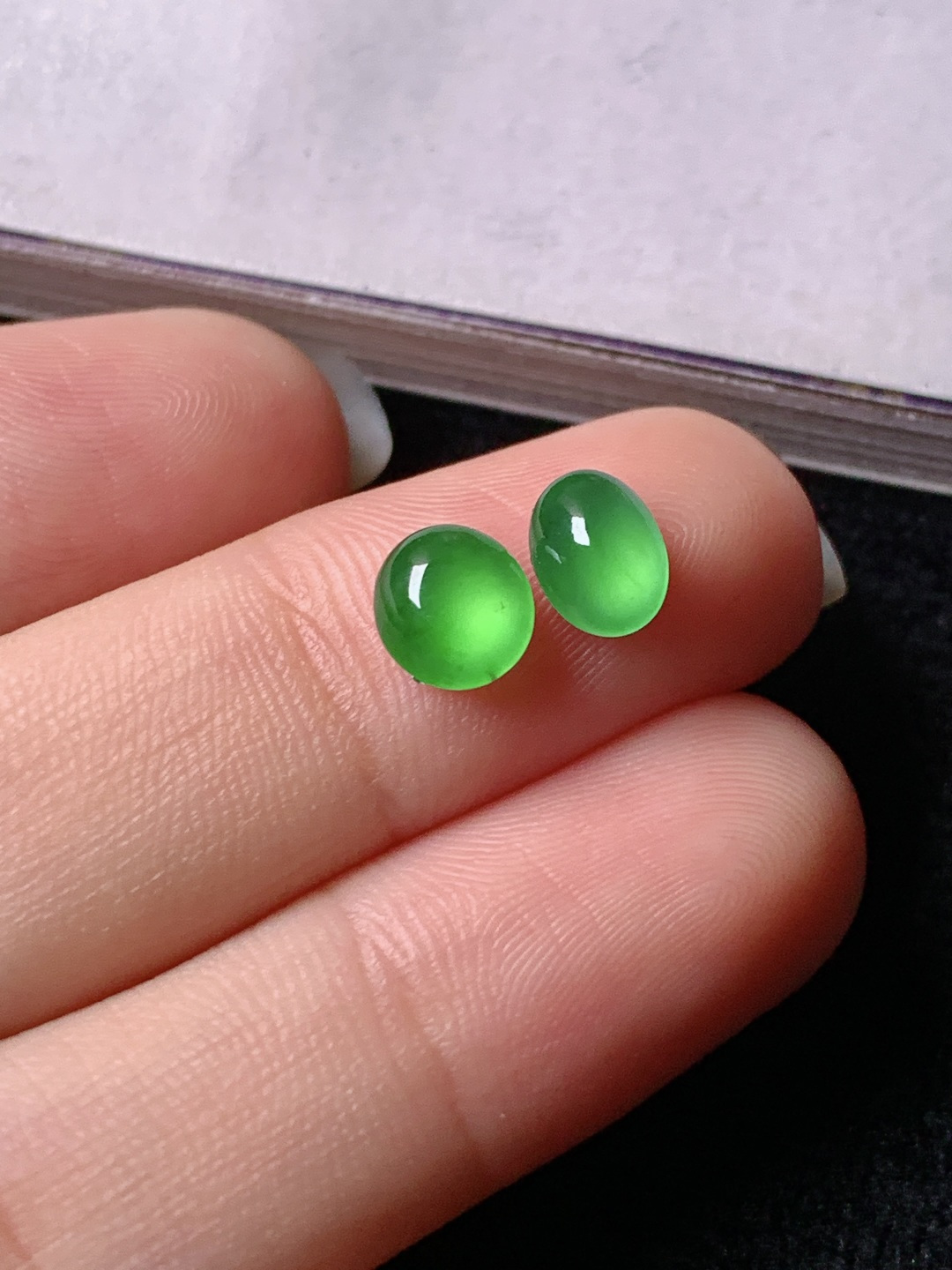 ️阳绿蛋面一对，色泽浓艳，0417尺寸6.3*5.8*3/6.5*4.8*3