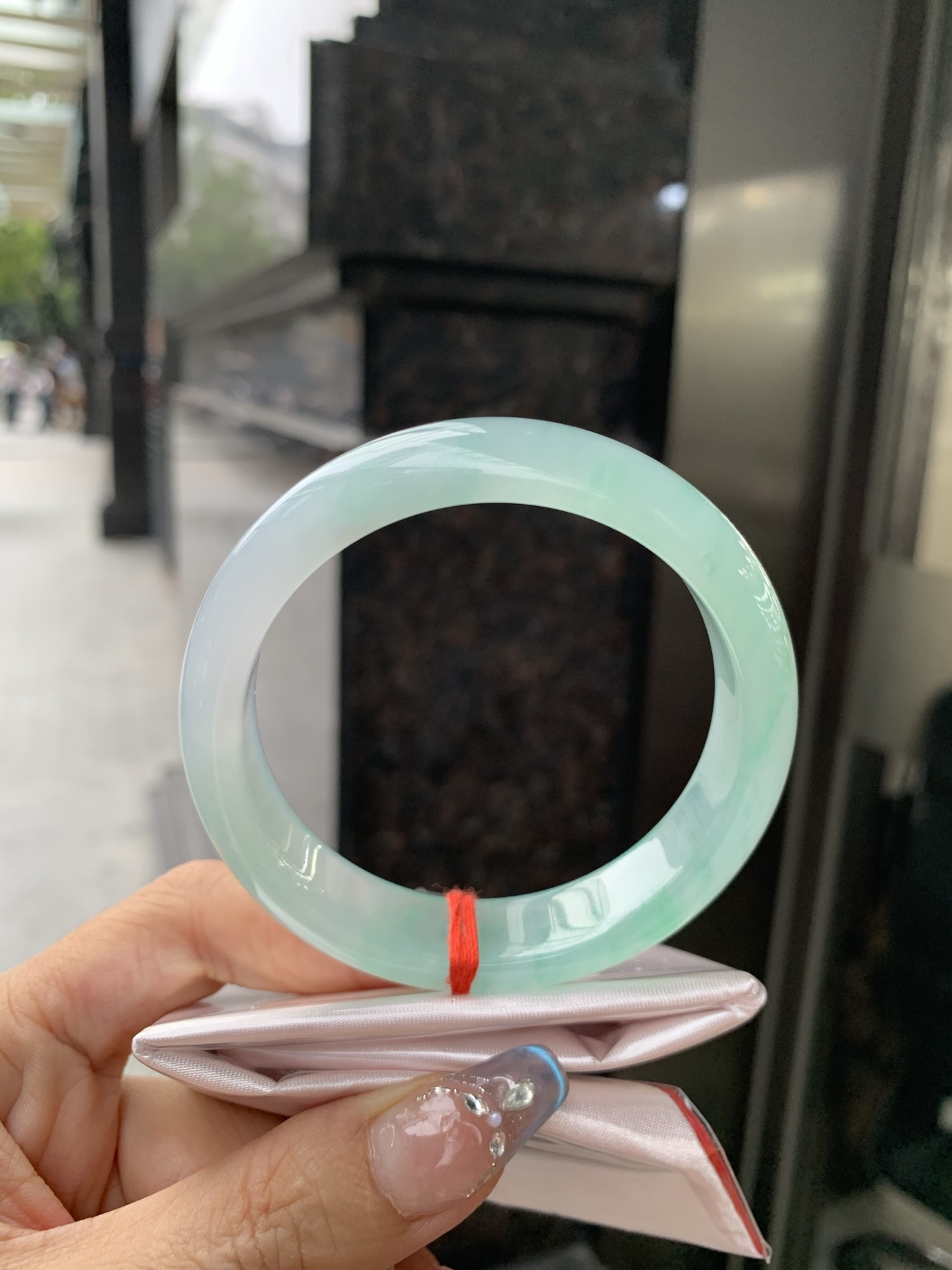 冰飘绿花宽版正圈，57.3/14/8，0417-N460，打灯细纹，底妆冰润细腻，春风十里不如腕间一抹绿，绿花如春日的嫩草，仙气缭绕，很有意境，古典优雅令人沉醉其中