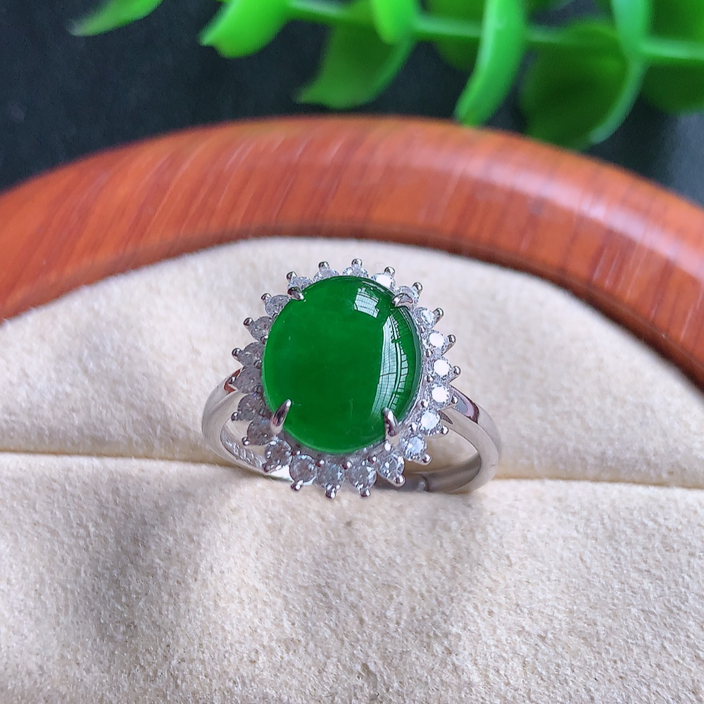 冰满绿精美蛋面翡翠戒指  玉质细腻  冰清玉润  飘花灵动  颜色漂亮  W815.16  内径尺寸：17-15-6mm  裸石尺寸：11-9mm
