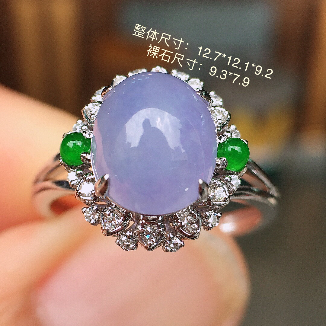 紫罗兰蛋面戒指，色泽均匀艳丽，玉质细腻，荧光感超
强，饱满圆润，尽显优雅气质，18k
金豪华镶嵌