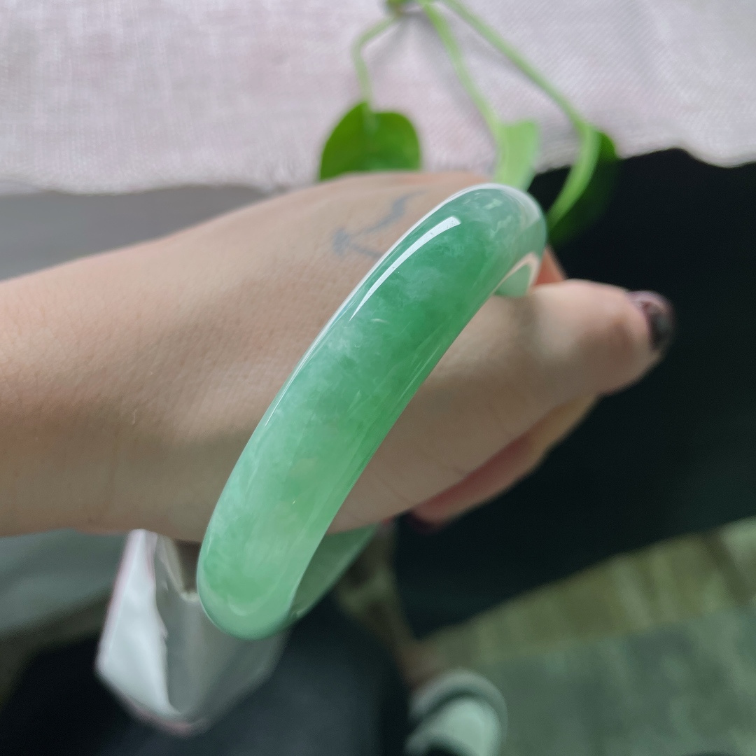 56.2/12.1/7.9，绿底正圈，将一整个盎然的夏天，藏进盈盈一方。一点洒金不明显，皮纹，ss50678a