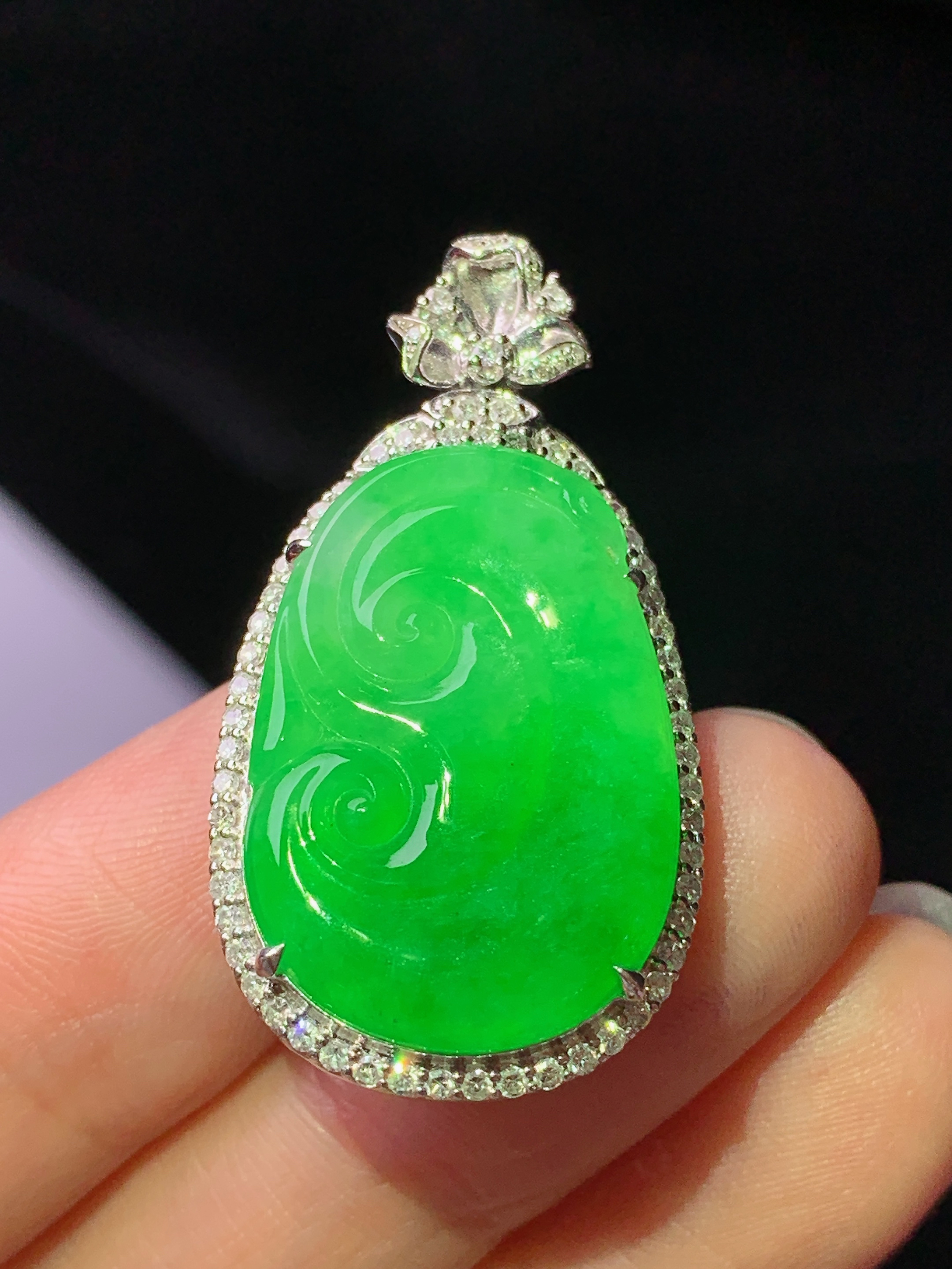 18金钻镶嵌阳绿如意吊坠 玉质细腻 色泽艳丽清新 水润亮眼 整体尺寸35.6*19*9.5y1