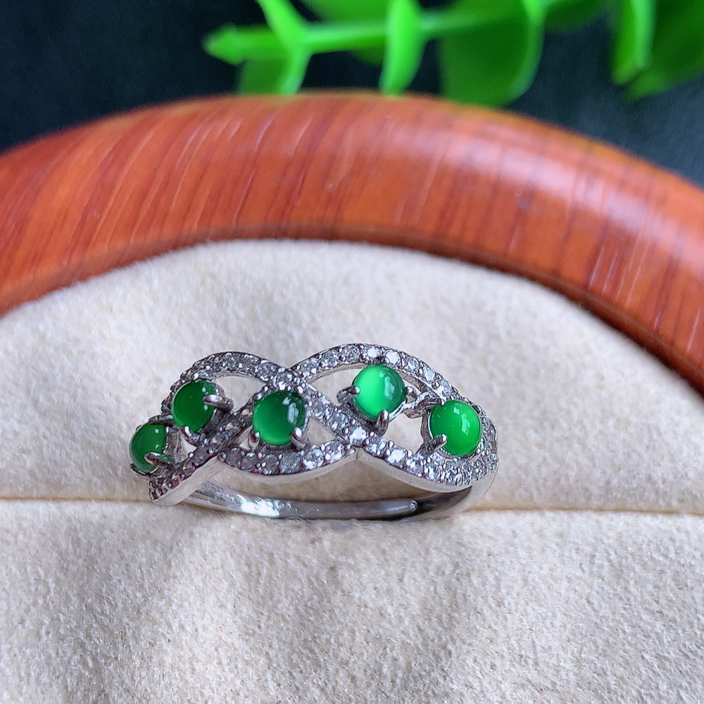 冰满绿精美蛋面翡翠戒指  玉质细腻  冰清玉润  飘花灵动  颜色漂亮  W481.16  内径尺寸：17.5-7.7-3.6mm  裸石尺寸：2.5mm