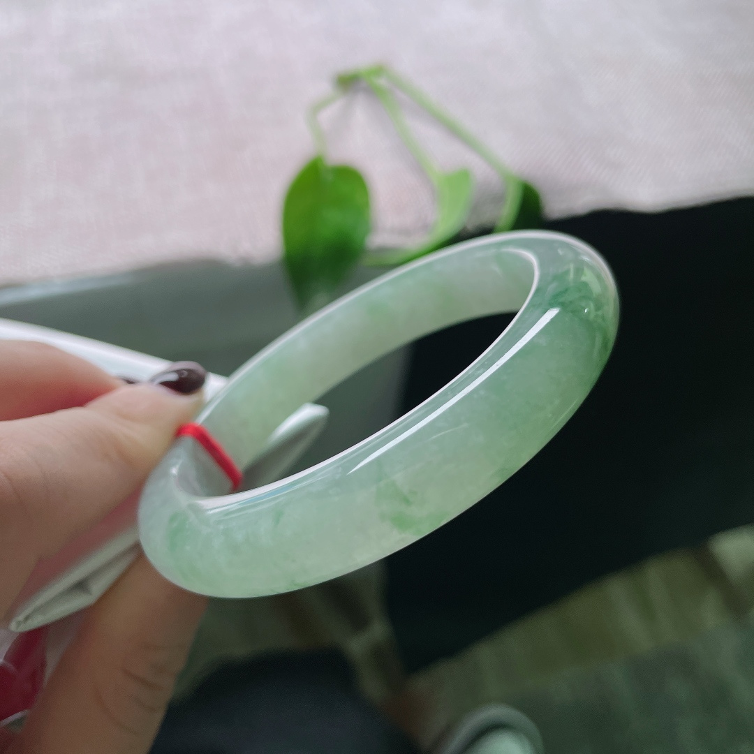 57/12/8.9，飘花正圈，一缕翠色游冰底，恍若春水初生时。无裂，ss50767a