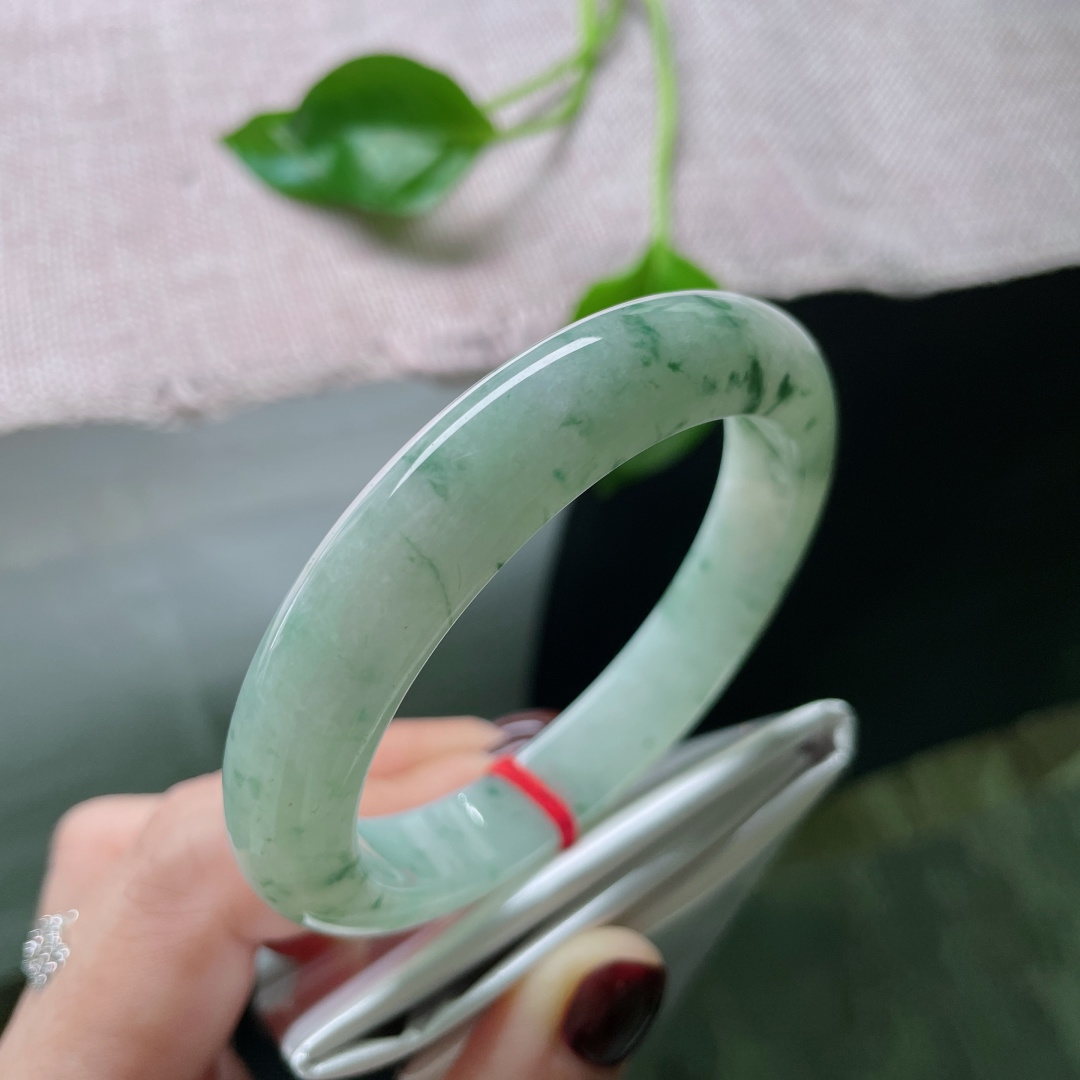 56.9/11.8/8.7，飘花正圈，水润细腻，种老，腕间藏山河，一镯醉流光。无裂，ss50039a