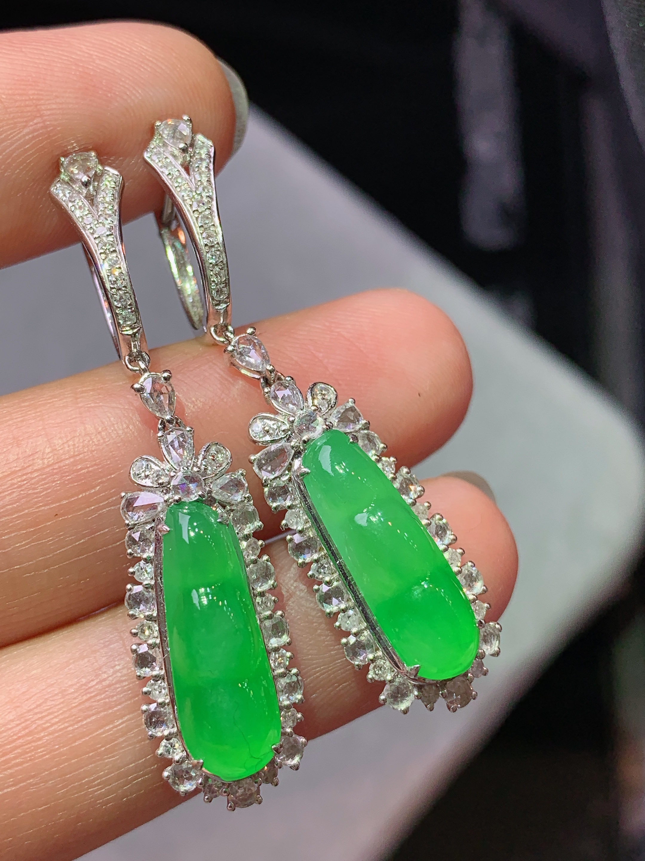 18k金钻镶嵌冰阳绿四季豆耳坠 玉质细腻 色泽艳丽清新 水润亮眼 整体尺寸41.5*10*7.6h1